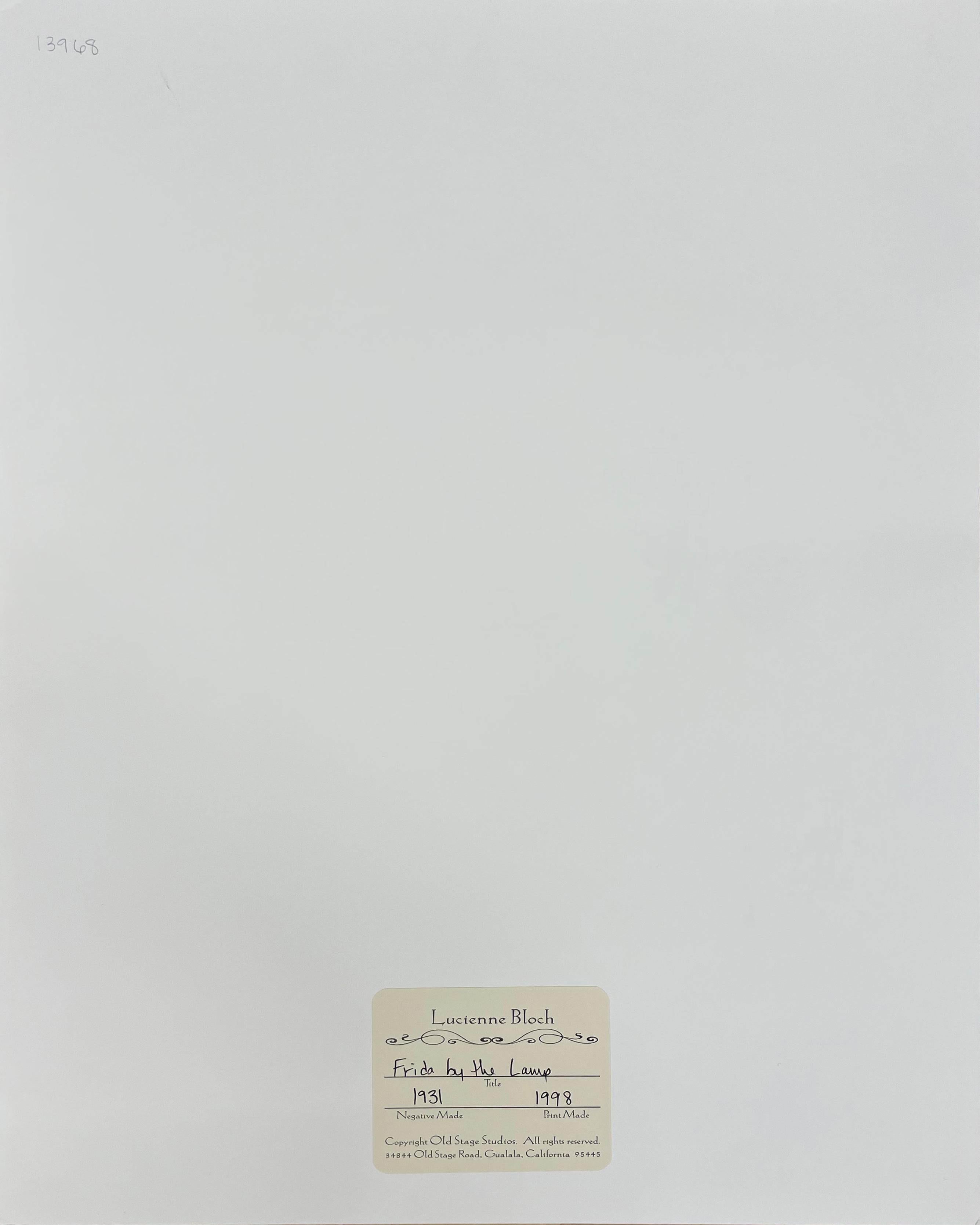 Frida by the Lampe – Schwarz-Weiß-Fotografie, Künstlerin als Frau, Frida Kahlo (Grau), Portrait Photograph, von Lucienne Bloch