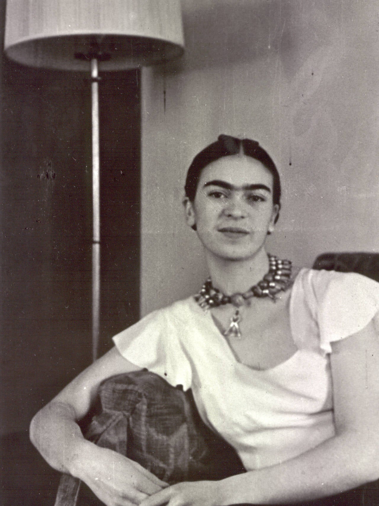 Lucienne Bloch Portrait Photograph – Frida by the Lampe – Schwarz-Weiß-Fotografie, Künstlerin als Frau, Frida Kahlo