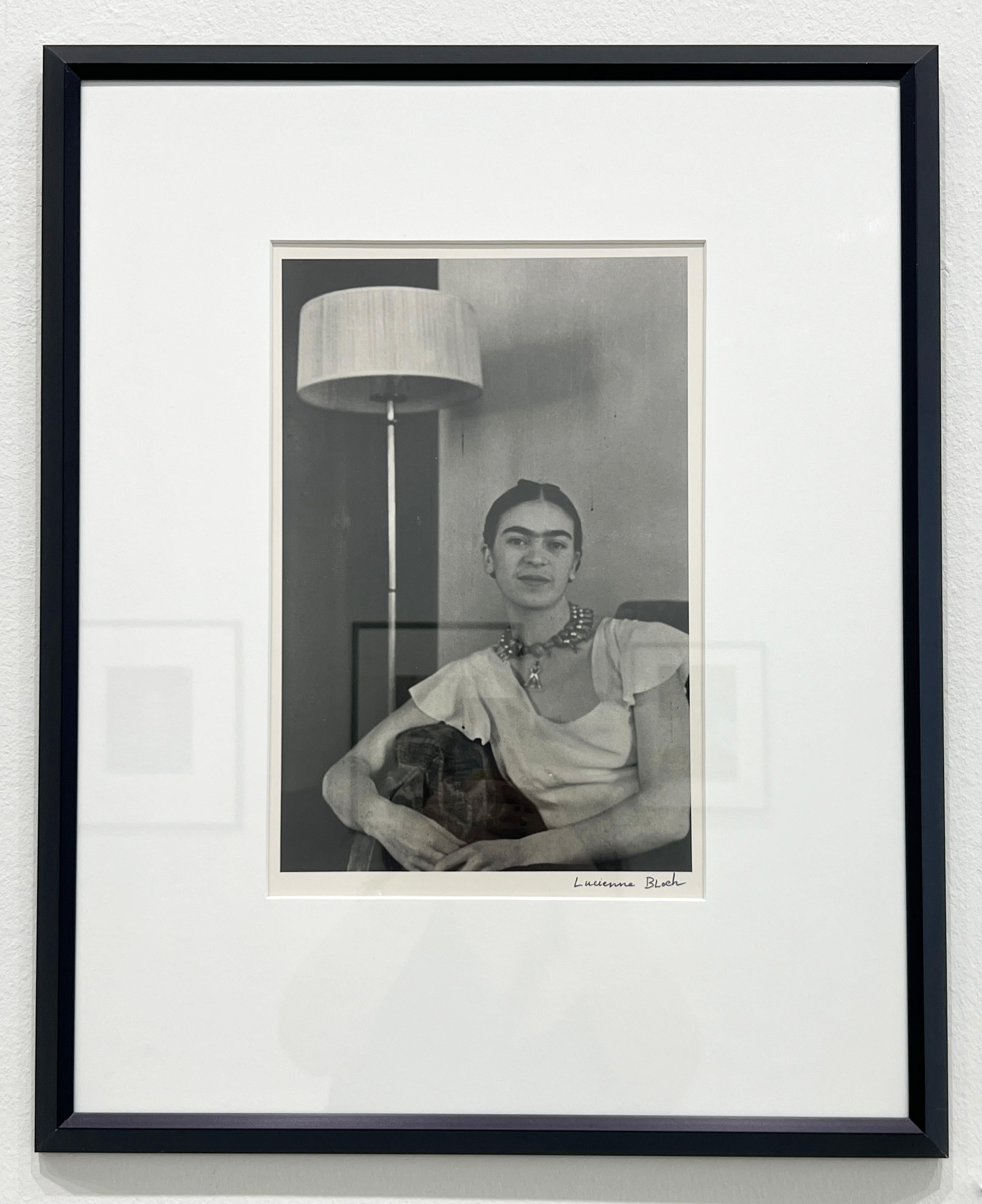 Frida by the Lampe – Schwarz-Weiß-Fotografie, Künstlerin als Frau, Frida Kahlo im Angebot 1