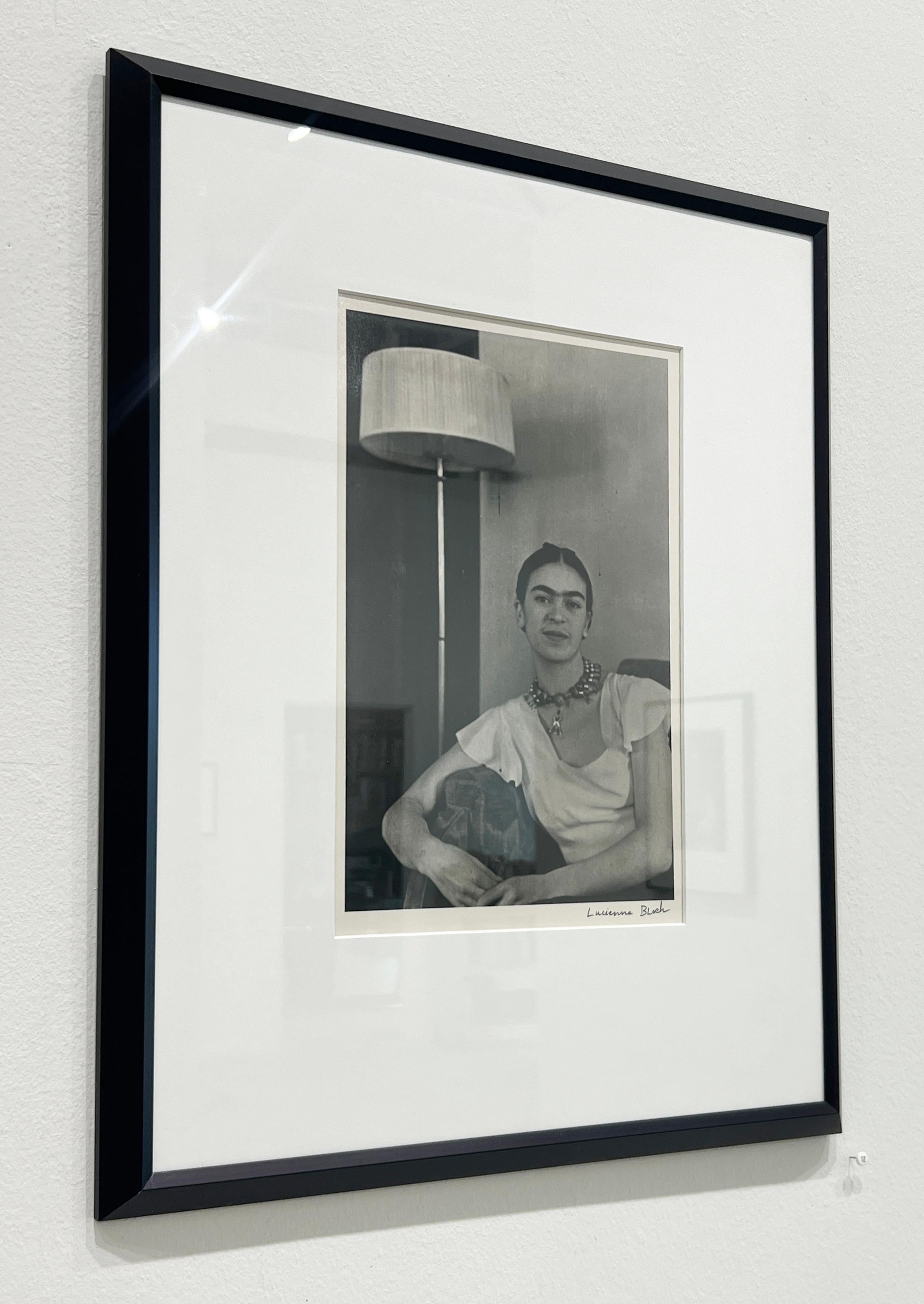 Frida by the Lampe – Schwarz-Weiß-Fotografie, Künstlerin als Frau, Frida Kahlo im Angebot 2
