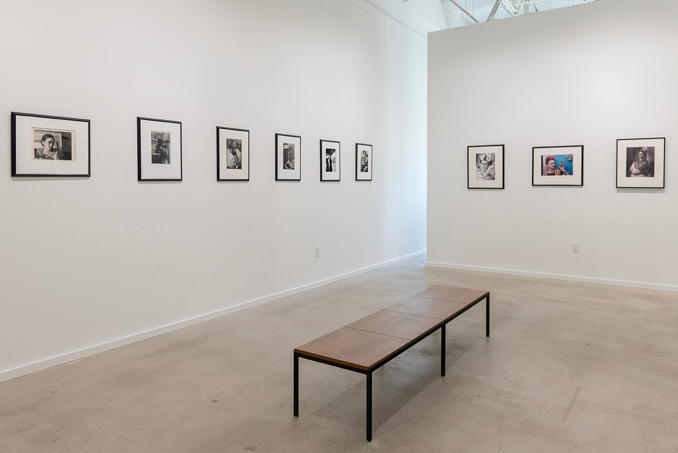 Frida by the Lampe – Schwarz-Weiß-Fotografie, Künstlerin als Frau, Frida Kahlo im Angebot 4