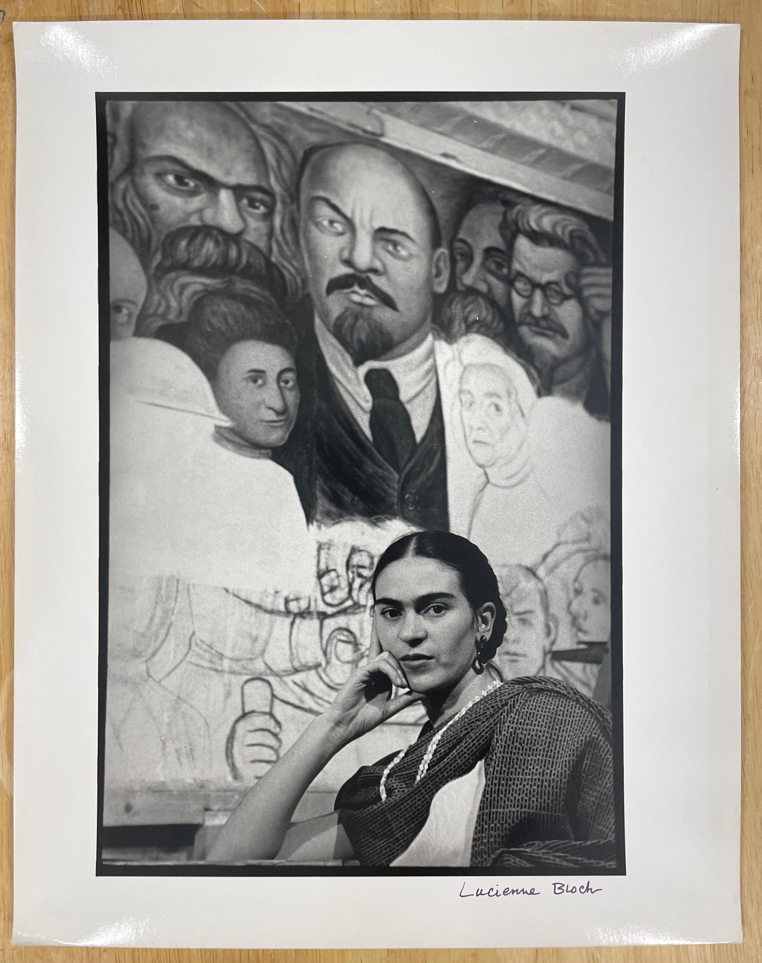 Frida vor der unvollendeten Unity-Tafel, New Workers School, NY – Photograph von Lucienne Bloch