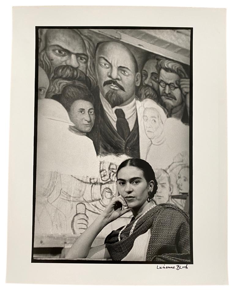 Frida vor der unvollendeten Unity-Tafel, New Workers School, NY (Moderne), Photograph, von Lucienne Bloch