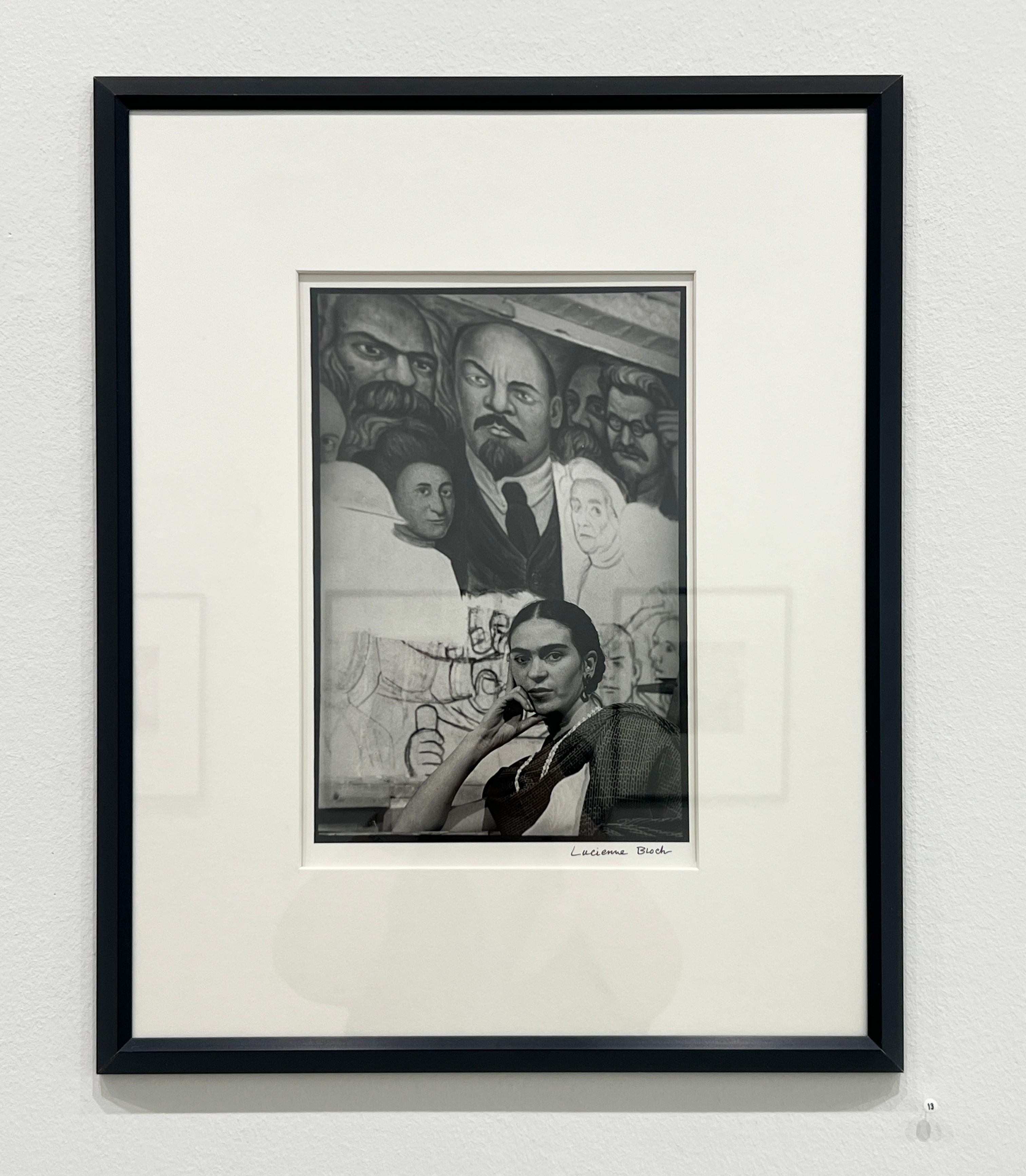 Frida vor der unvollendeten Unity-Tafel, New Workers School, NY (Grau), Black and White Photograph, von Lucienne Bloch