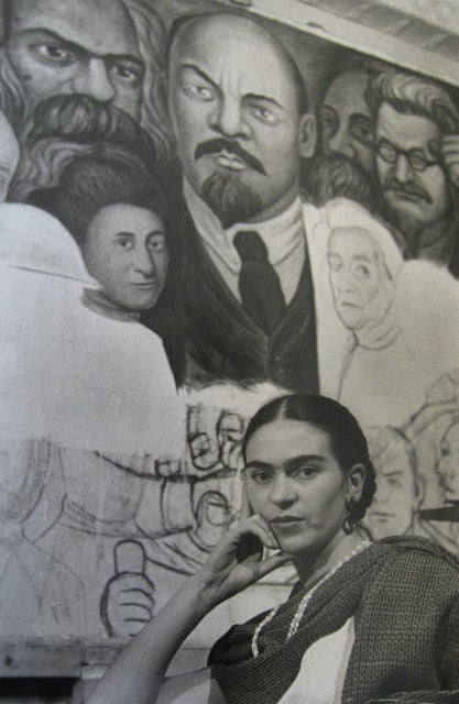 Black and White Photograph Lucienne Bloch - Frida devant le panneau Unfinished Unity, New Workers School, NY