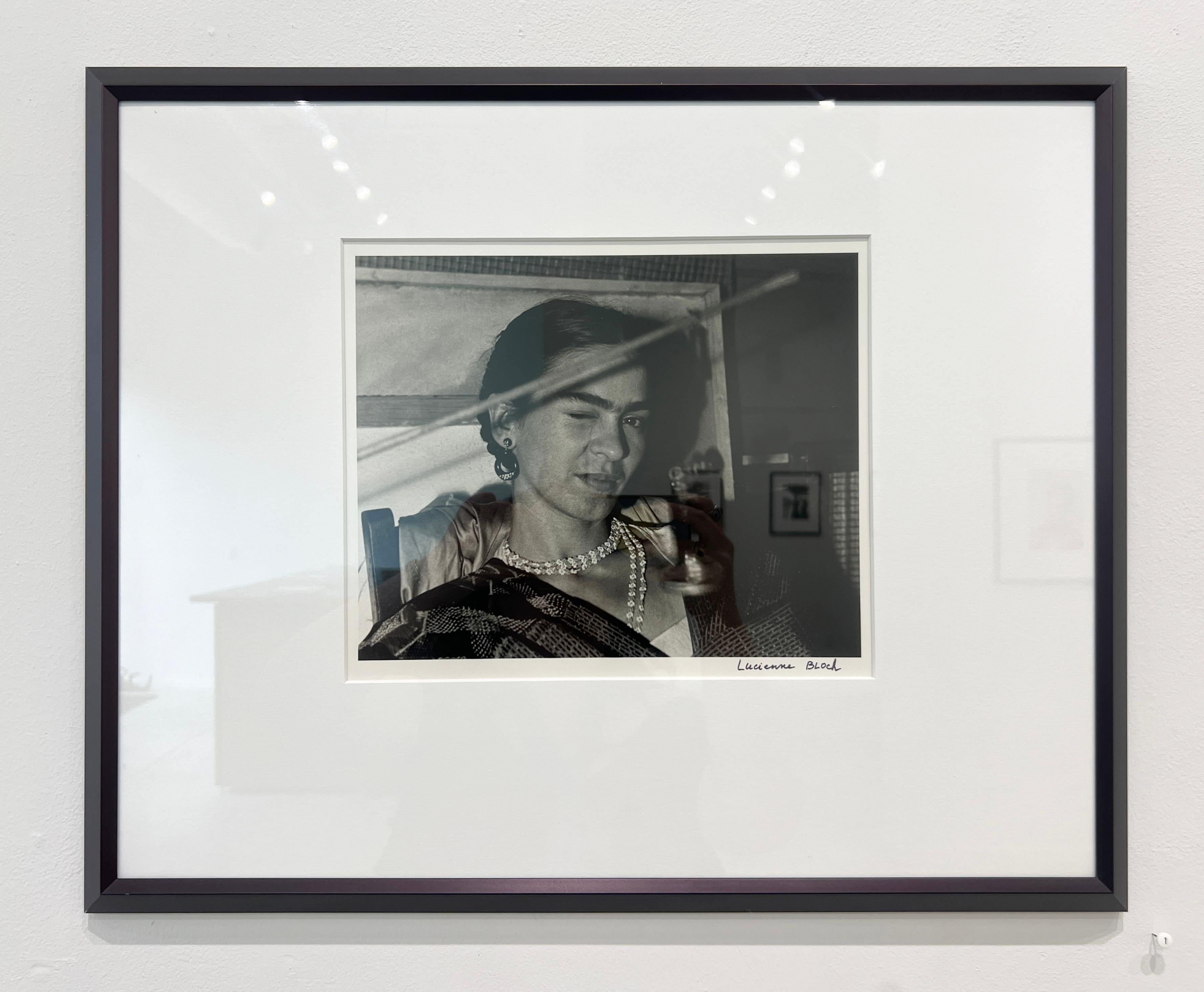 Frida Winking - Schwarz-Weiß-Fotografie, Porträt, Frida Kahlo, Celebrity 1