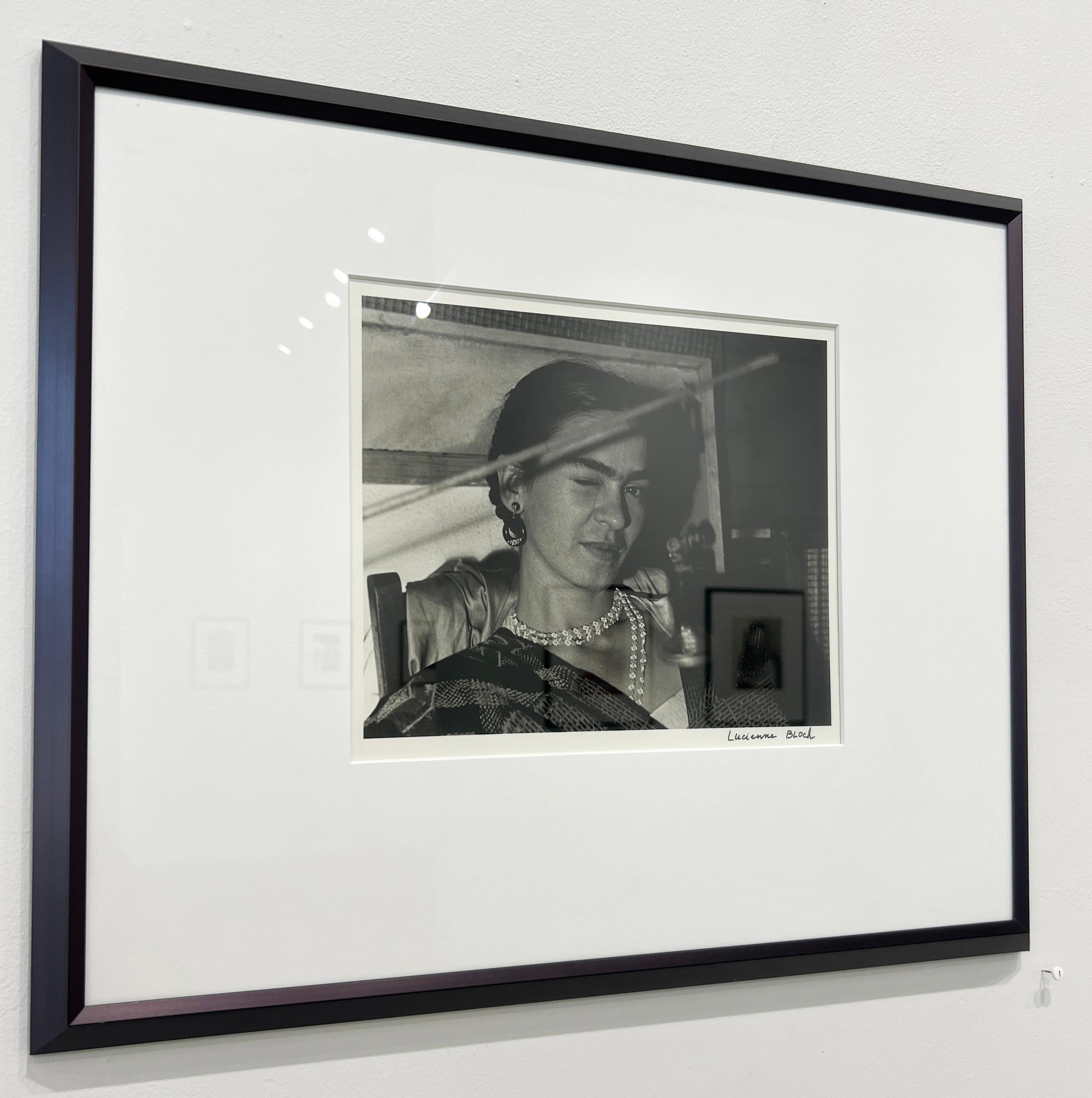 Frida Winking - Schwarz-Weiß-Fotografie, Porträt, Frida Kahlo, Celebrity 2