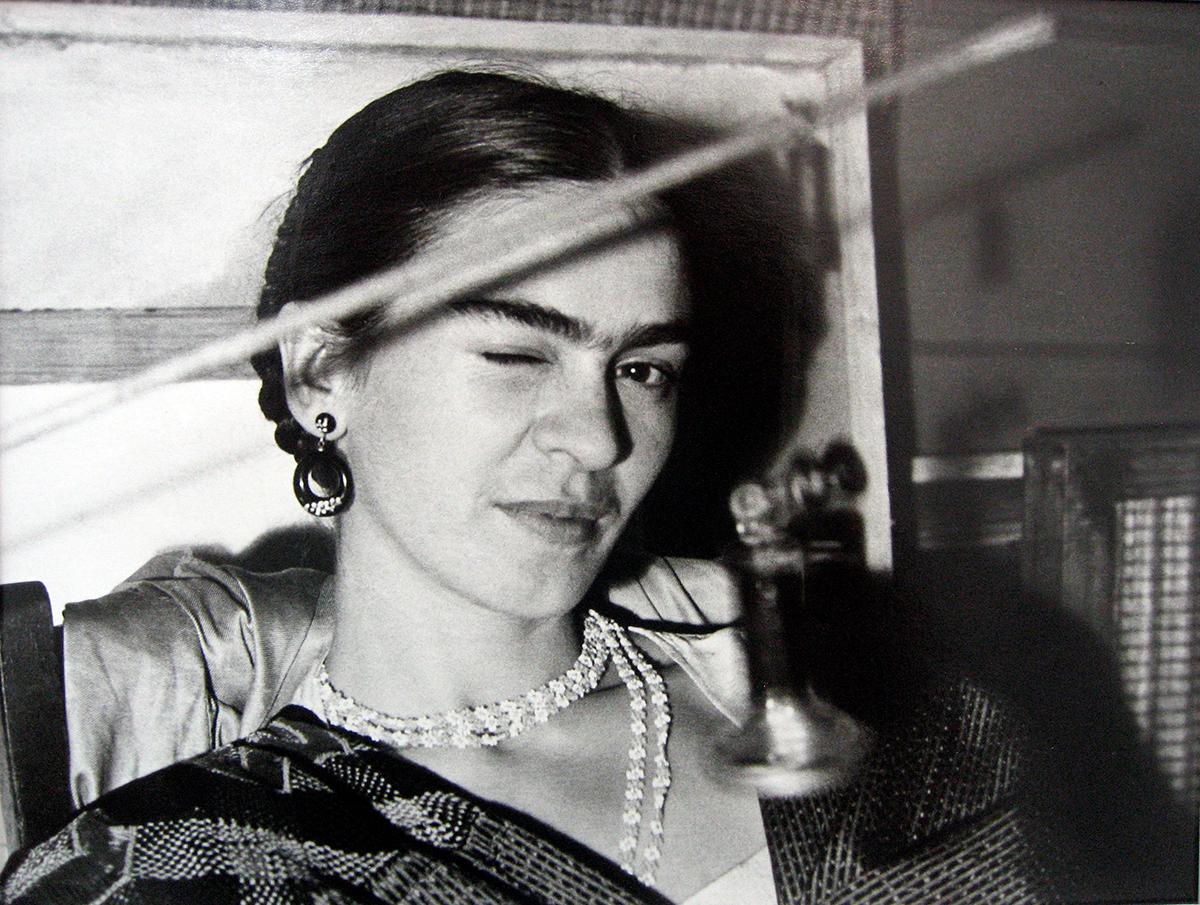 Frida Winking de Lucienne Bloch est un portrait de la peintre mexicaine Frida Kahlo assise sur une chaise, faisant un clin d'œil à l'appareil photo.

Taille de l'image : 8.25 x 10.25 in.
Taille de la monture : 16 x 20 pouces.
Tirage à la gélatine
