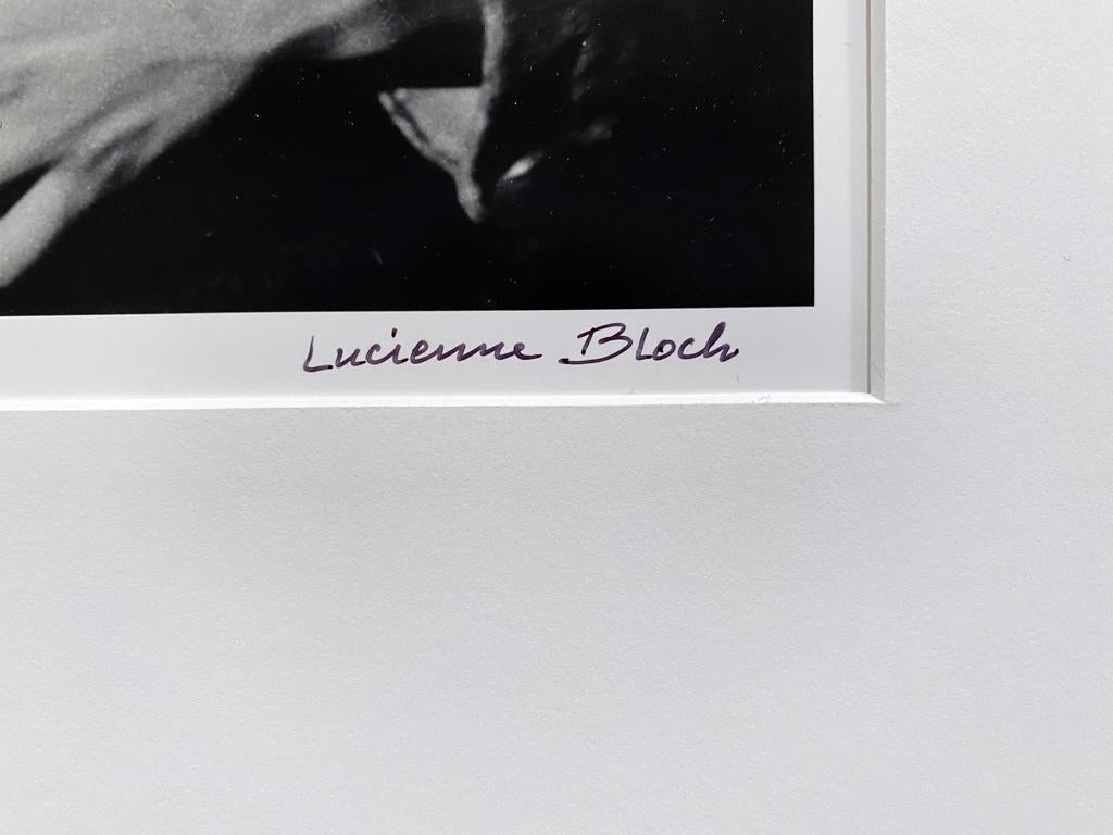 Frida mit der Cinzano-Flasche - Schwarz-Weiß-Fotografie, Künstlerin als Frau (Moderne), Photograph, von Lucienne Bloch