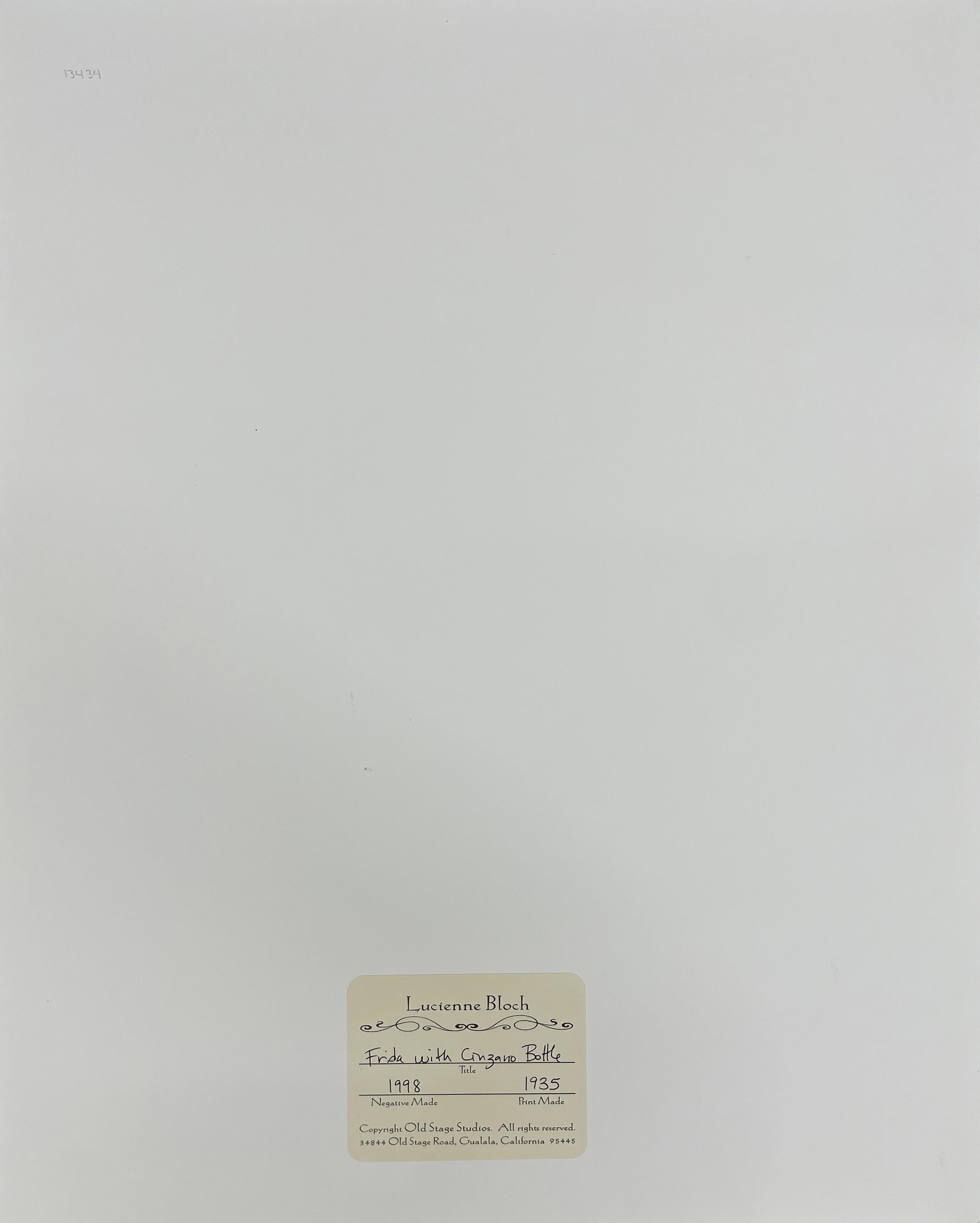 Frida mit der Cinzano-Flasche - Schwarz-Weiß-Fotografie, Künstlerin als Frau (Grau), Black and White Photograph, von Lucienne Bloch