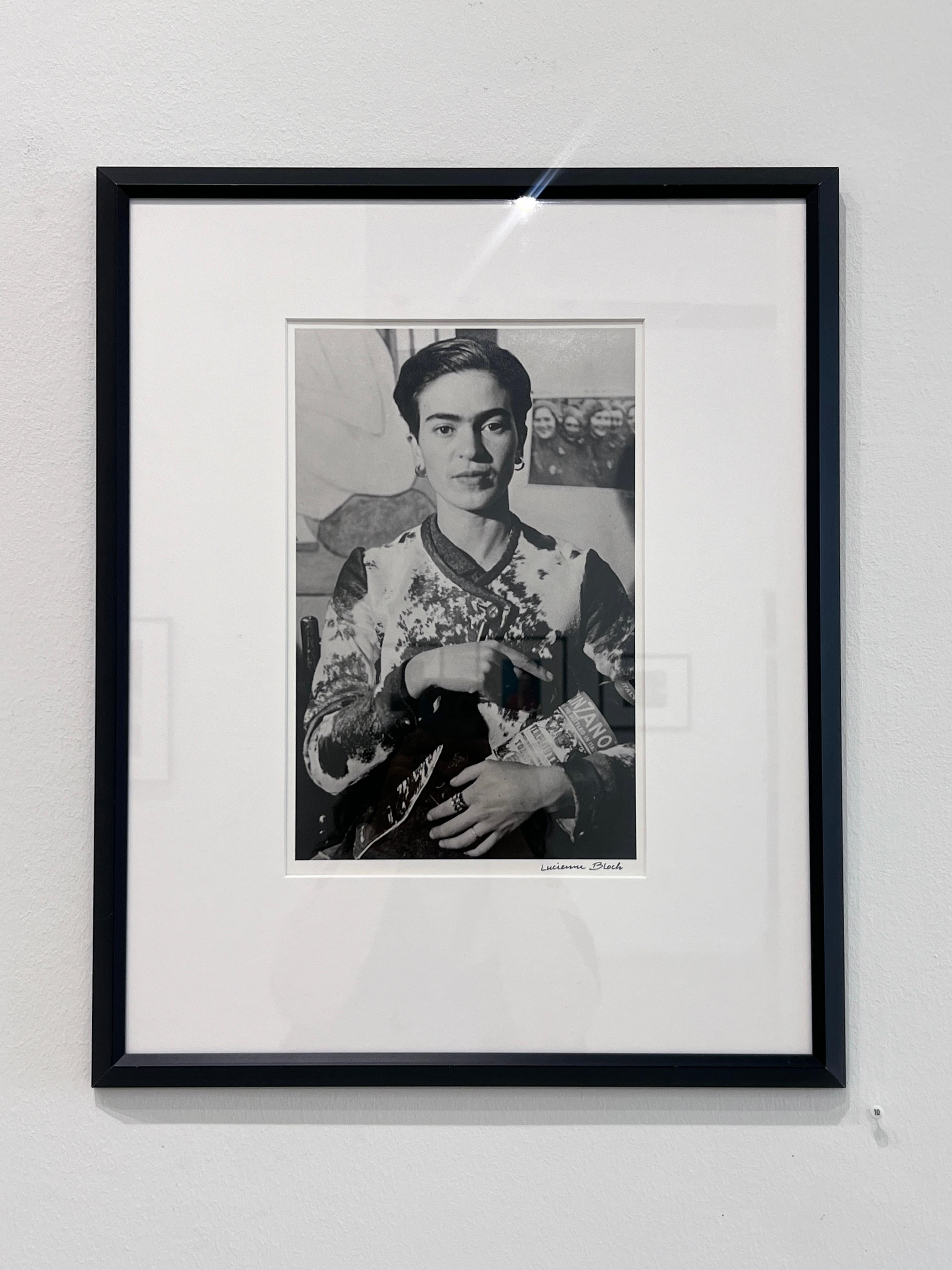 Frida mit der Cinzano-Flasche ist ein Schwarz-Weiß-Porträt der mexikanischen Malerin Frida Kahlo, die mit einer Alkoholflasche in ihrer Kuhfelljacke posiert.

Offene Ausgabe
Signiert in schwarzer Tinte auf dem Druckrand von Lucienne Bloch
Betitelt,