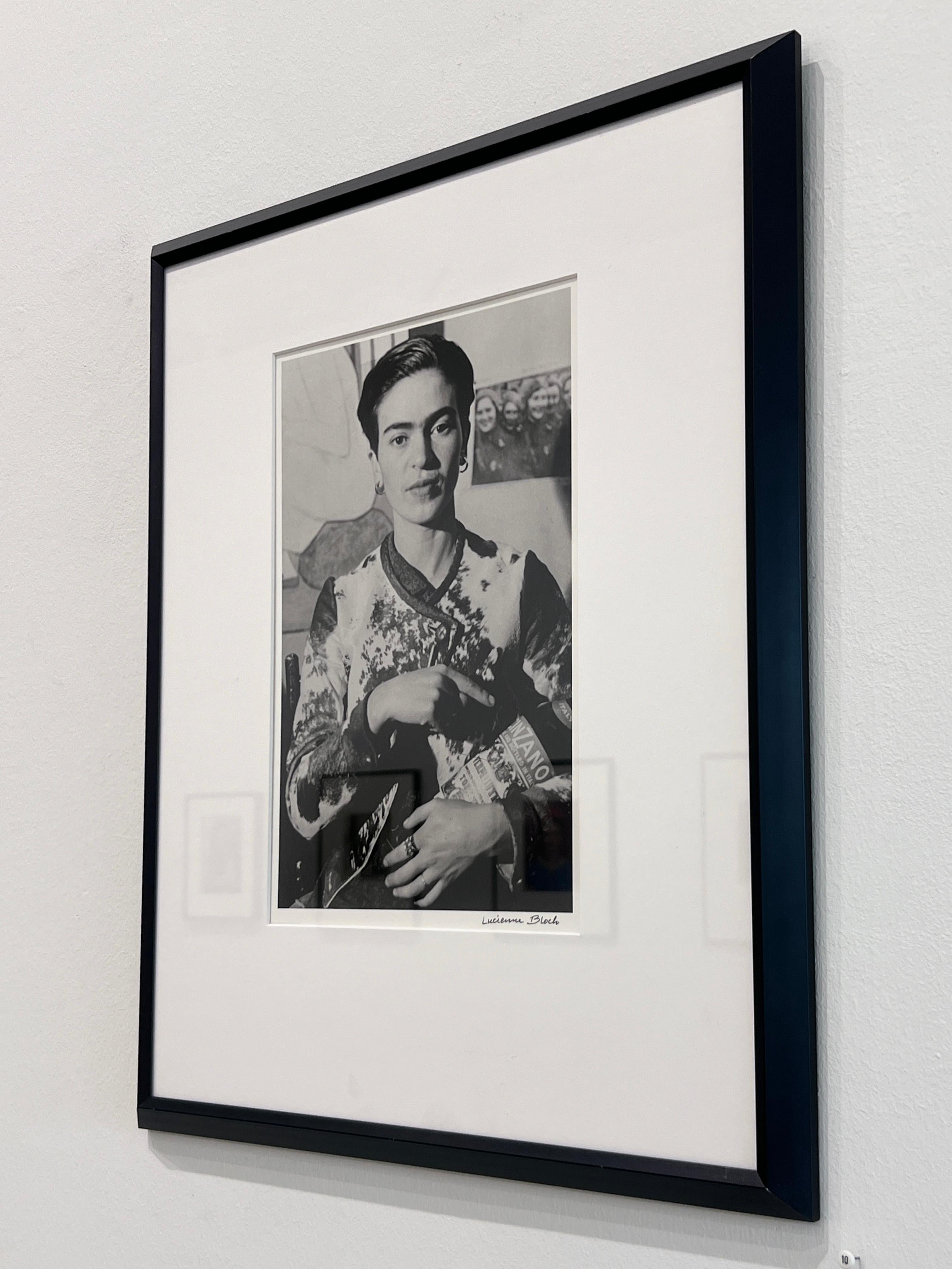 Frida mit der Cinzano-Flasche - Schwarz-Weiß-Fotografie, Künstlerin als Frau im Angebot 1