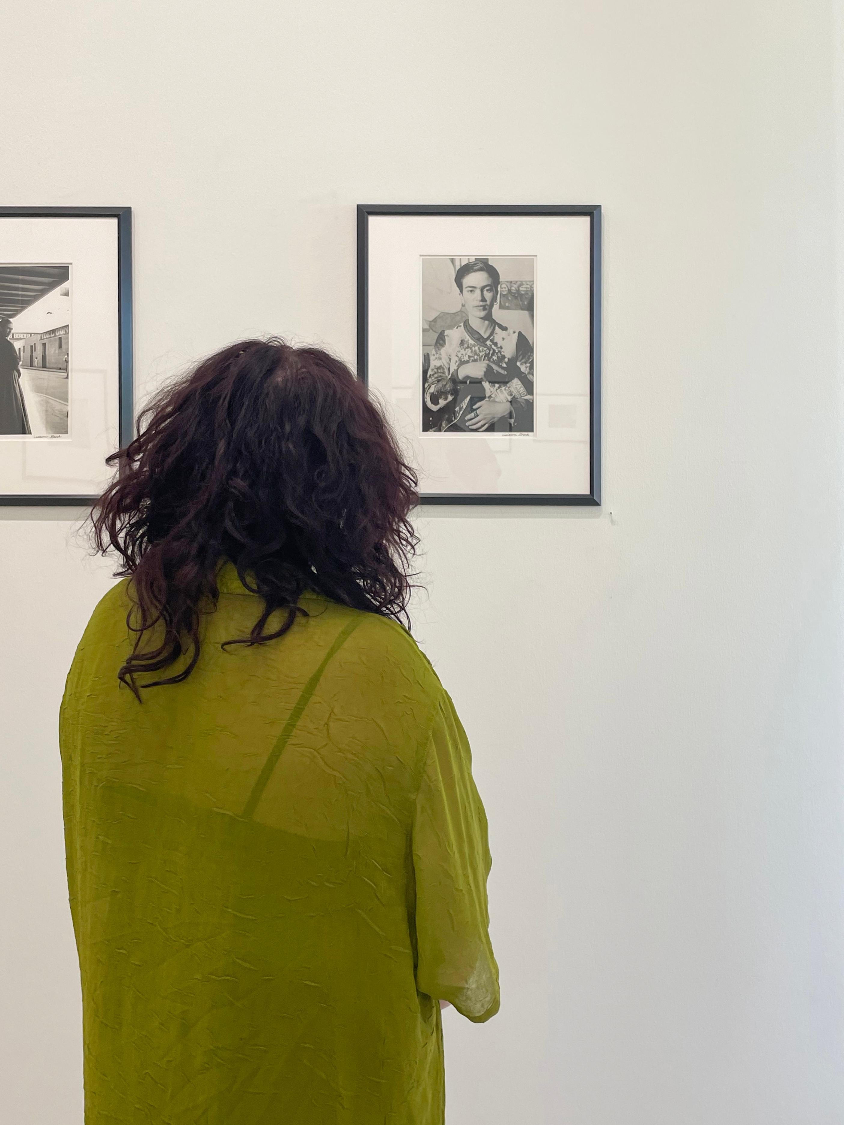 Frida mit der Cinzano-Flasche - Schwarz-Weiß-Fotografie, Künstlerin als Frau im Angebot 4