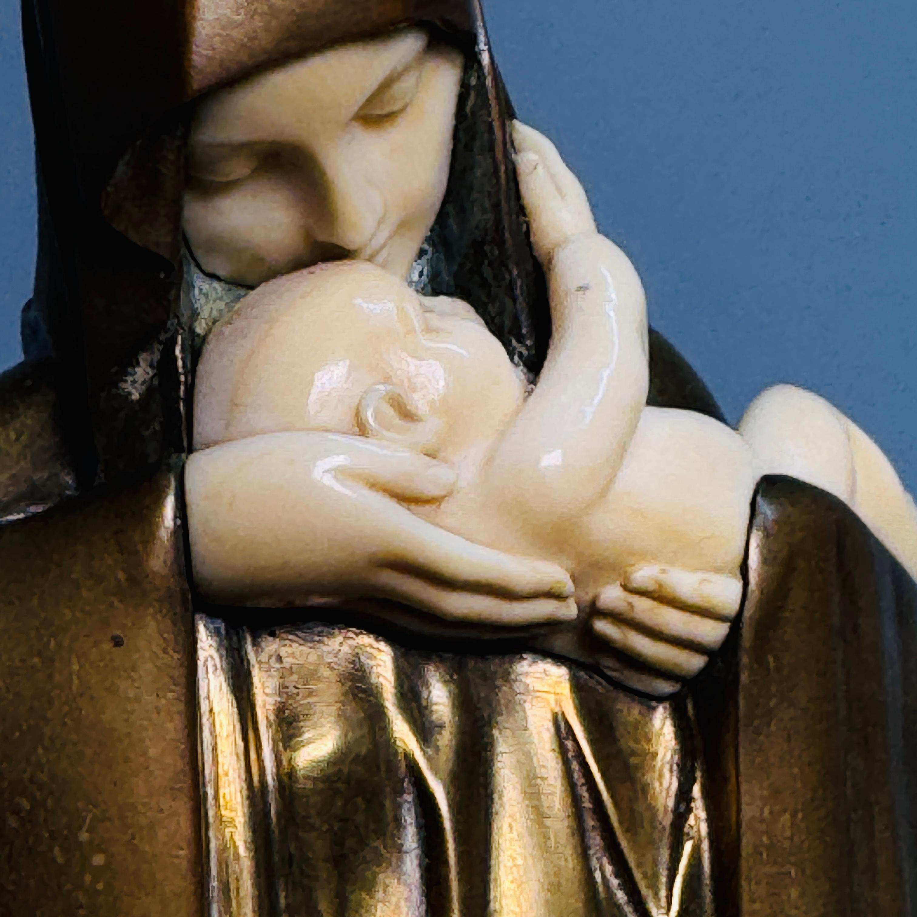 Lucienne Heuvelmans patinated bronze Art Deco statue Madonna & Child For Sale 5