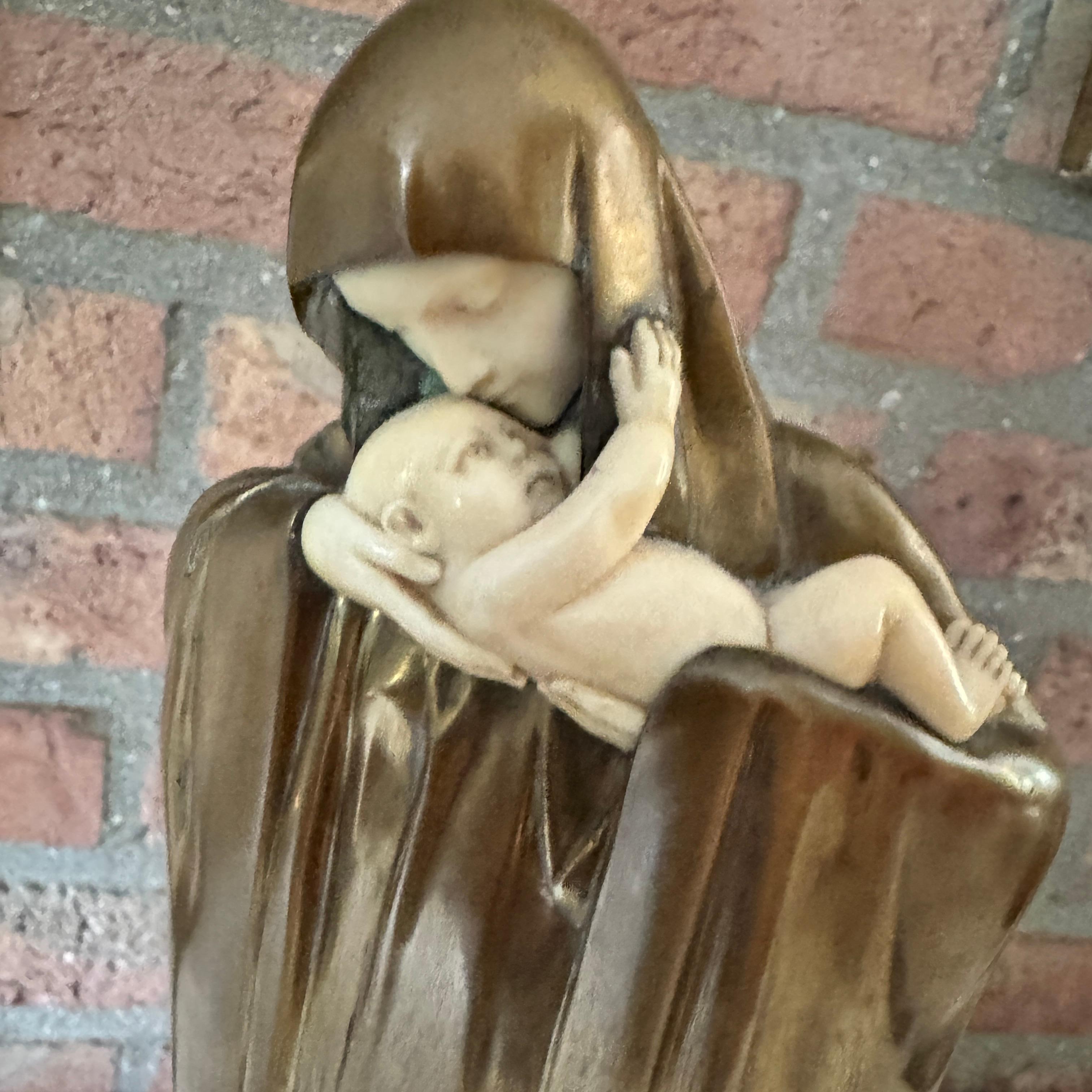 Art déco Lucienne Heuvelmans patinated bronze Art Deco statue Madonna & Child en vente