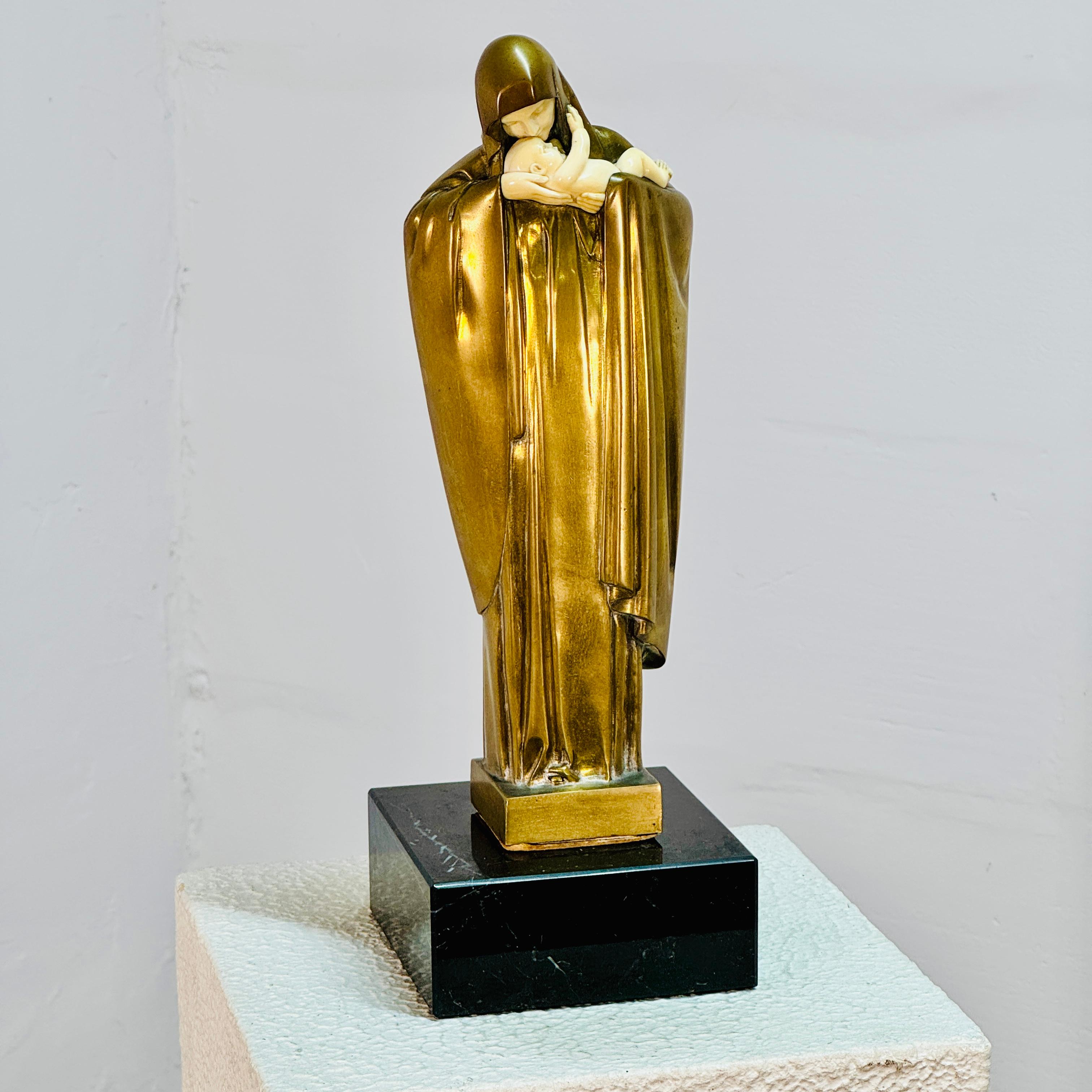 French Lucienne Heuvelmans patinated bronze Art Deco statue Madonna & Child For Sale