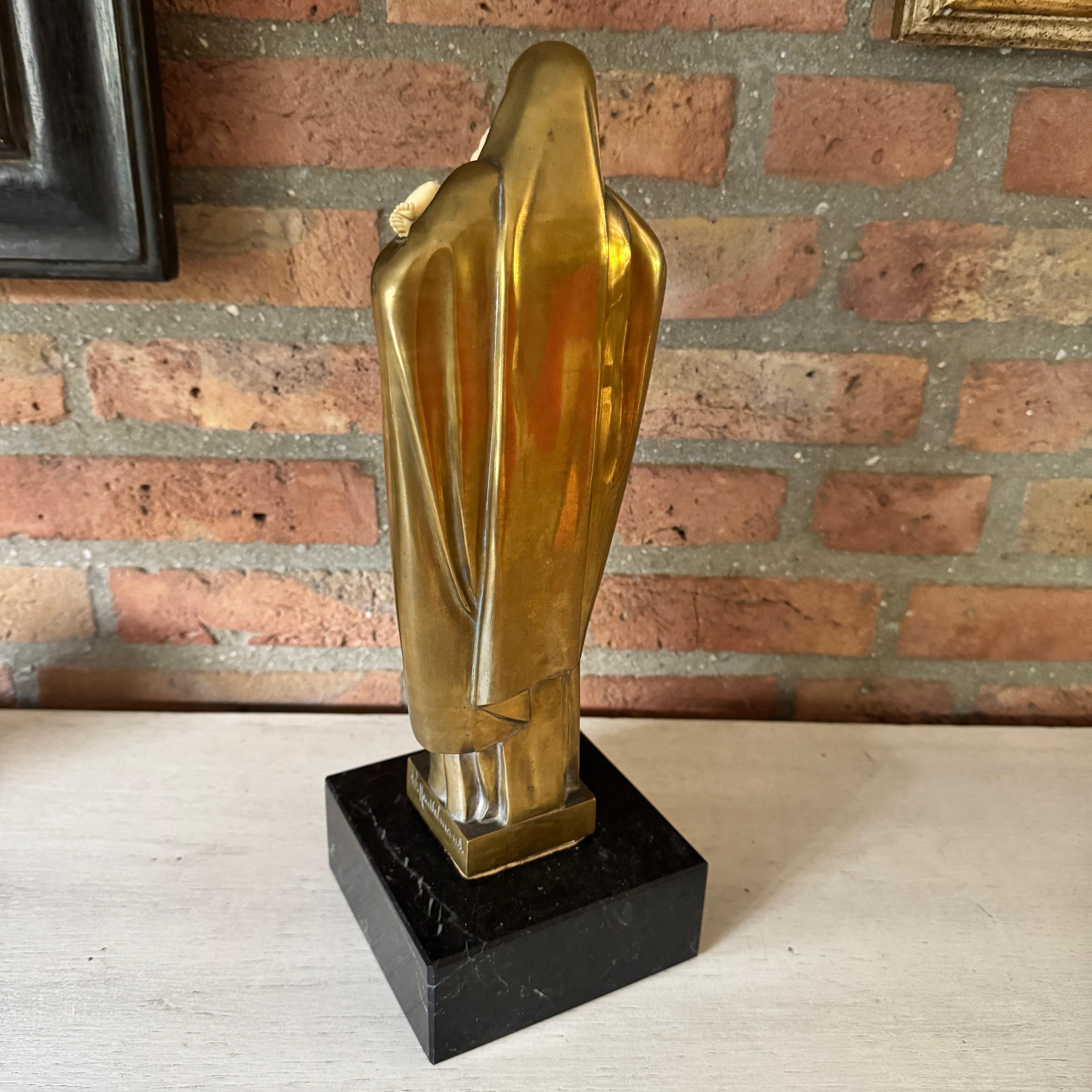 Français Lucienne Heuvelmans patinated bronze Art Deco statue Madonna & Child en vente