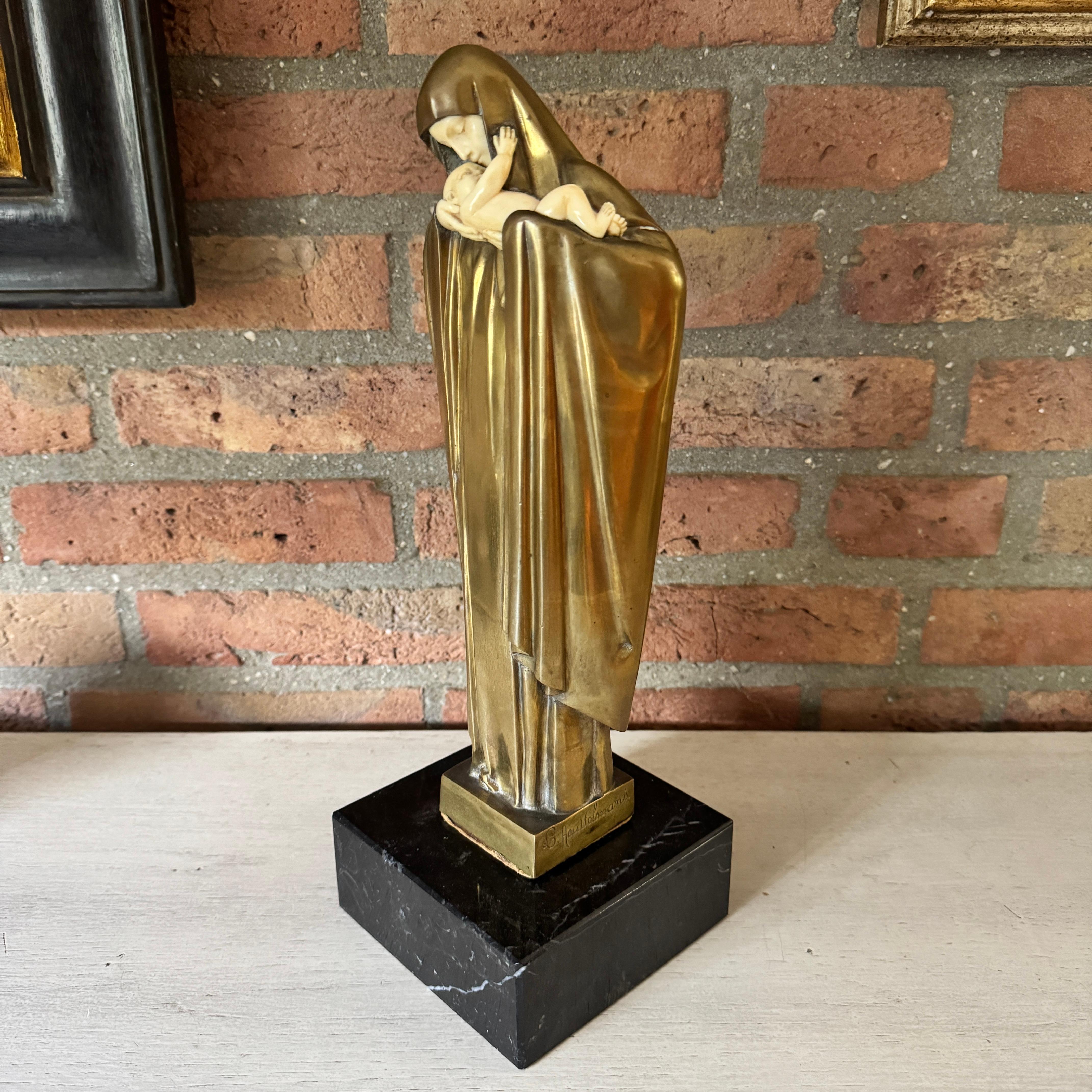Lucienne Heuvelmans patinated bronze Art Deco statue Madonna & Child Bon état - En vente à CASTENRAY, NL