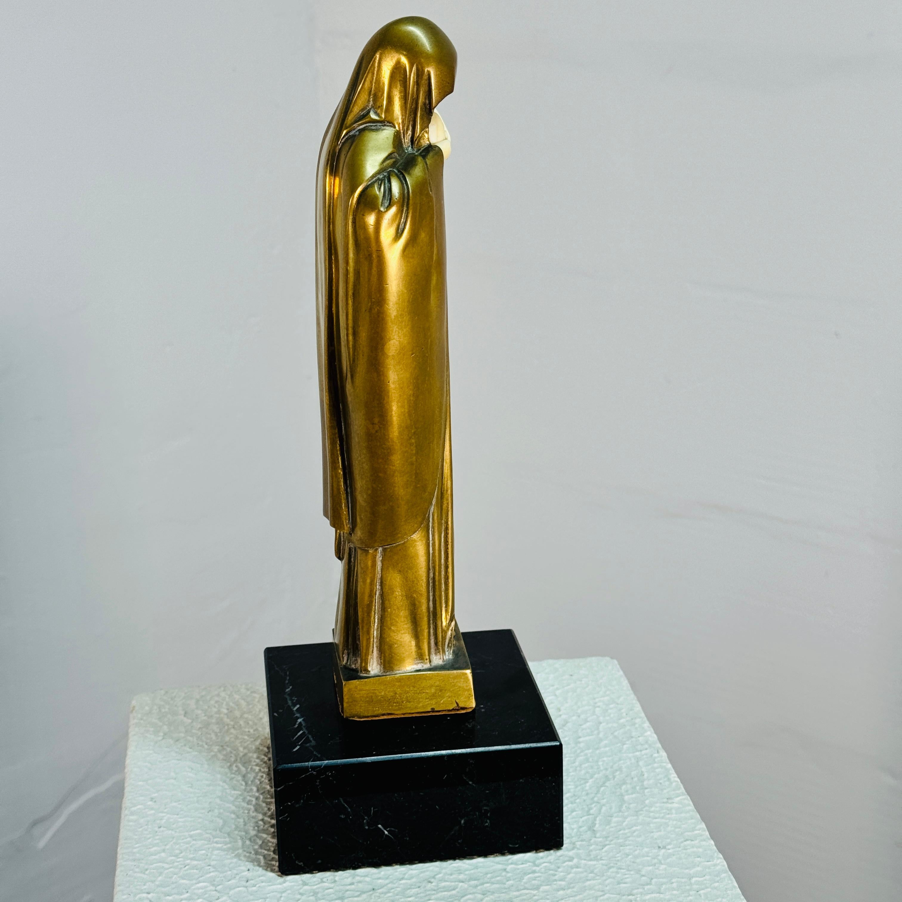 Early 20th Century Lucienne Heuvelmans patinated bronze Art Deco statue Madonna & Child For Sale