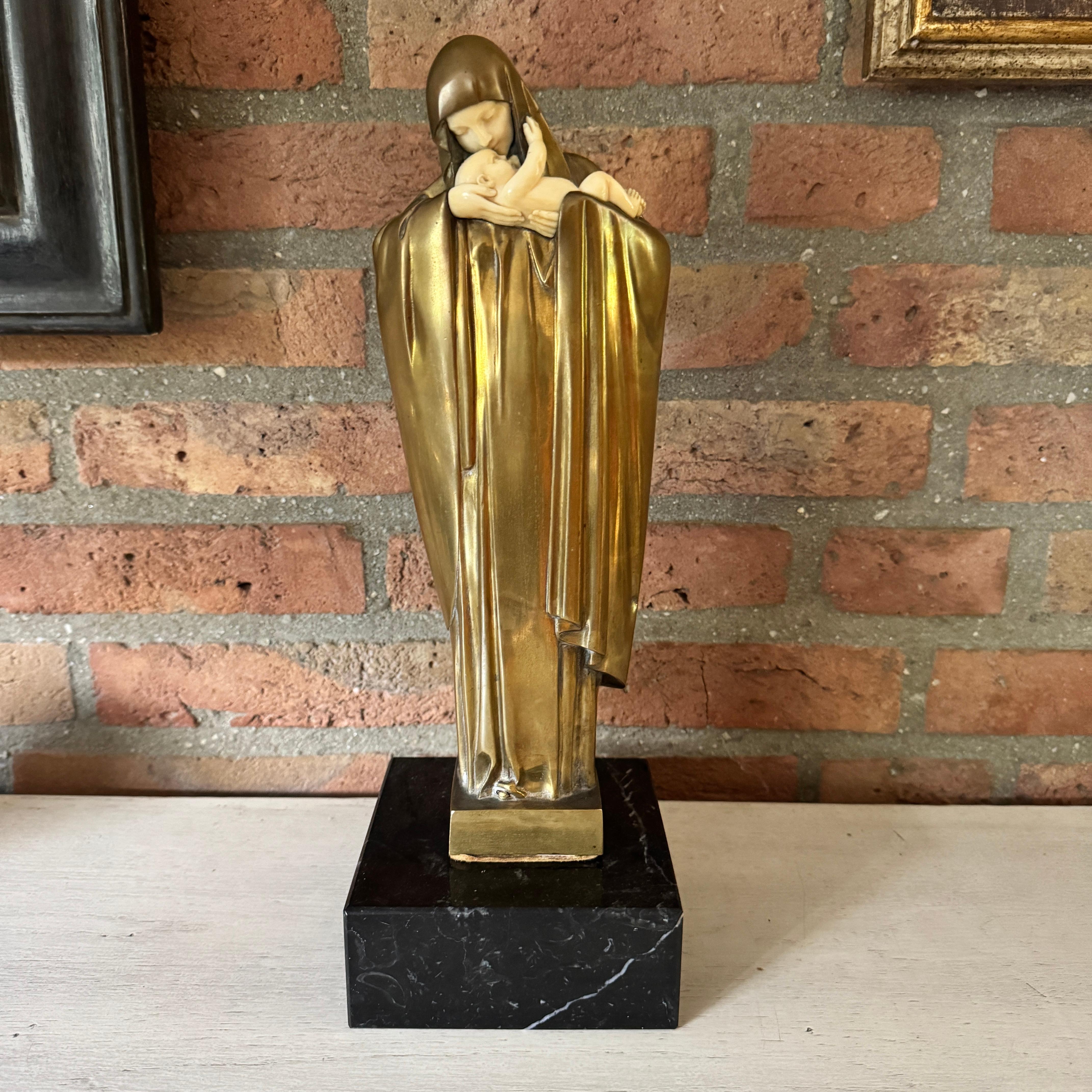 Début du 20ème siècle Lucienne Heuvelmans patinated bronze Art Deco statue Madonna & Child en vente