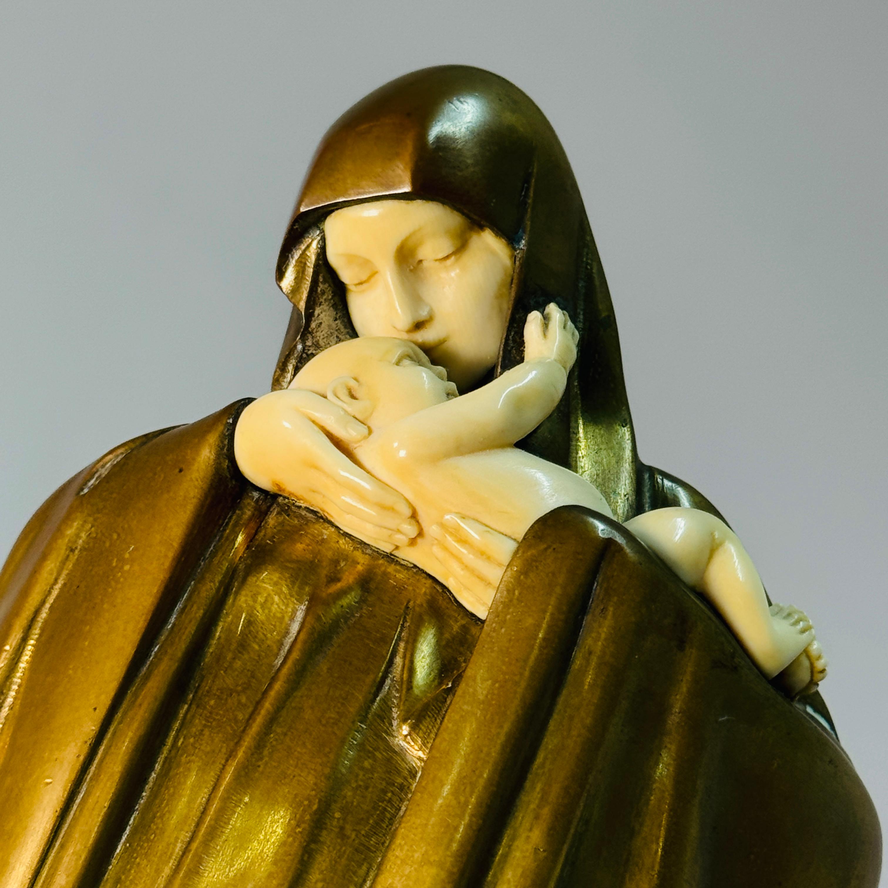 Lucienne Heuvelmans patinated bronze Art Deco statue Madonna & Child For Sale 1