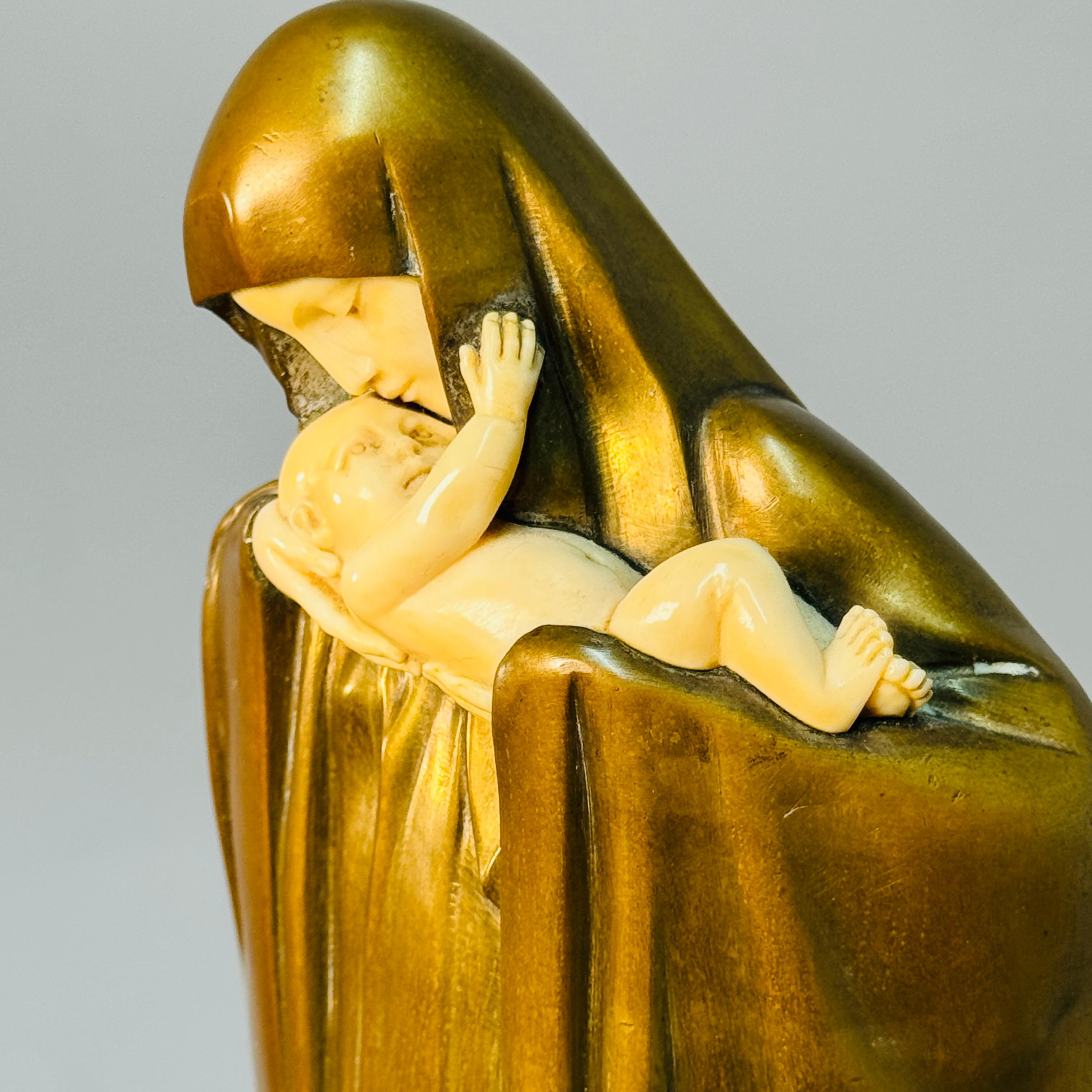 Lucienne Heuvelmans patinated bronze Art Deco statue Madonna & Child For Sale 2