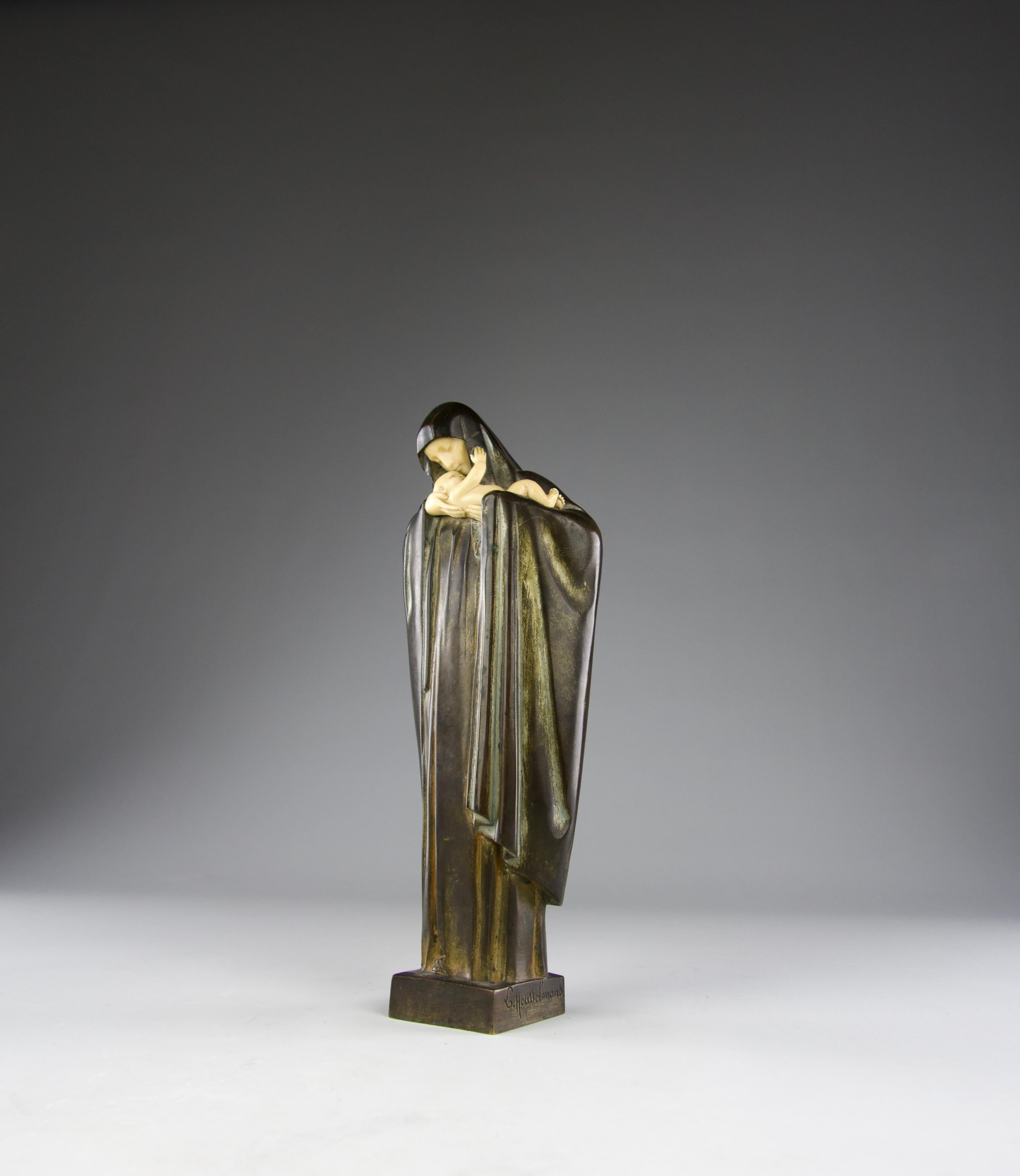 Superb patinated bronze and ivory art deco sculpture of the Virgin Mary tenderly holding her child, Jesus, by Lucienne Heuvelmans, signed. France 1920s.

Very good condition. 

Dimensions in cm ( H x L x l ) : 28.8 x 11 x 5.8

Secure shipping.
