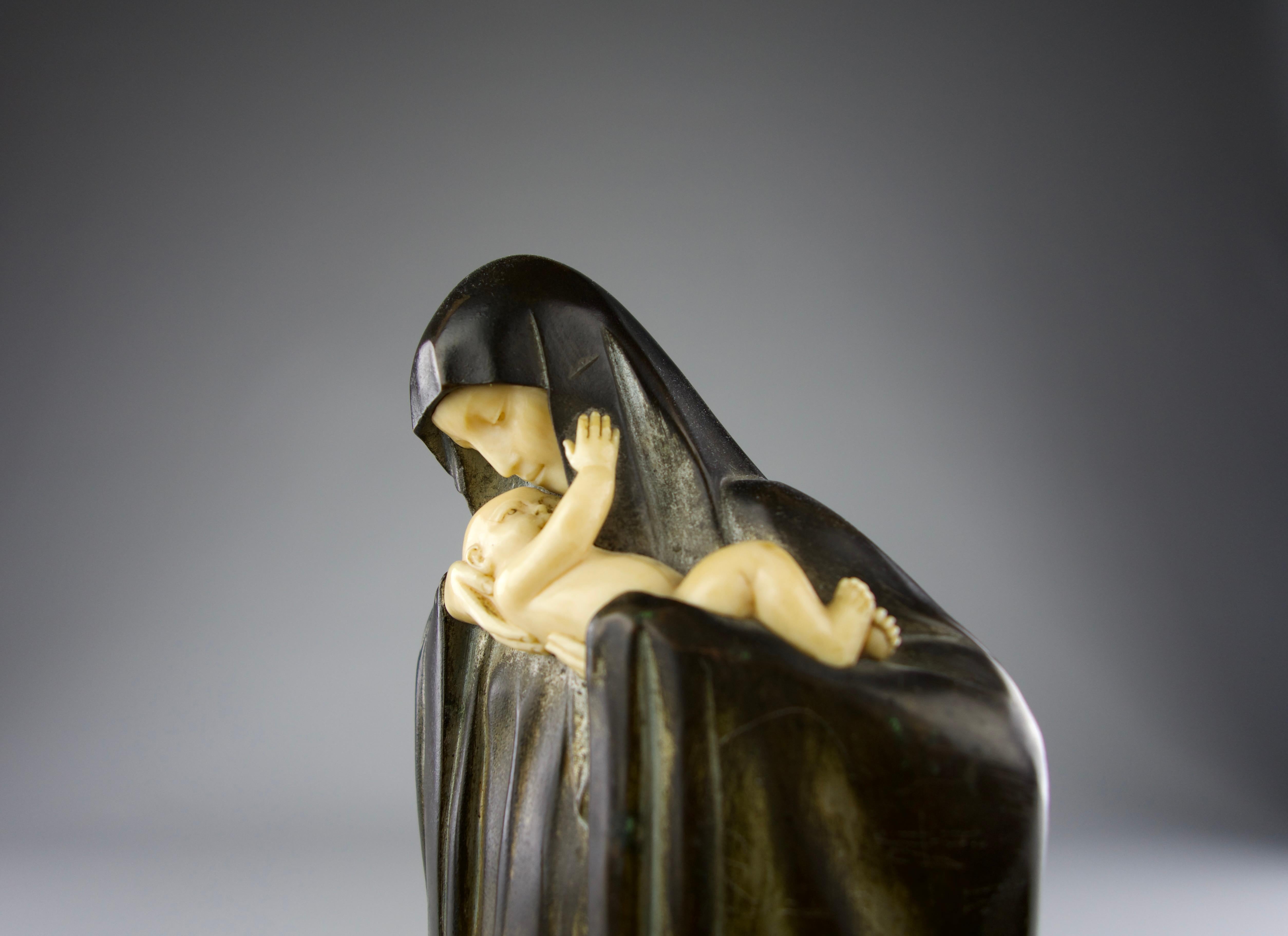 Lucienne Heuvelmans, Virgin and Child, Art Deco Figurative Sculpture In Good Condition In PARIS, FR