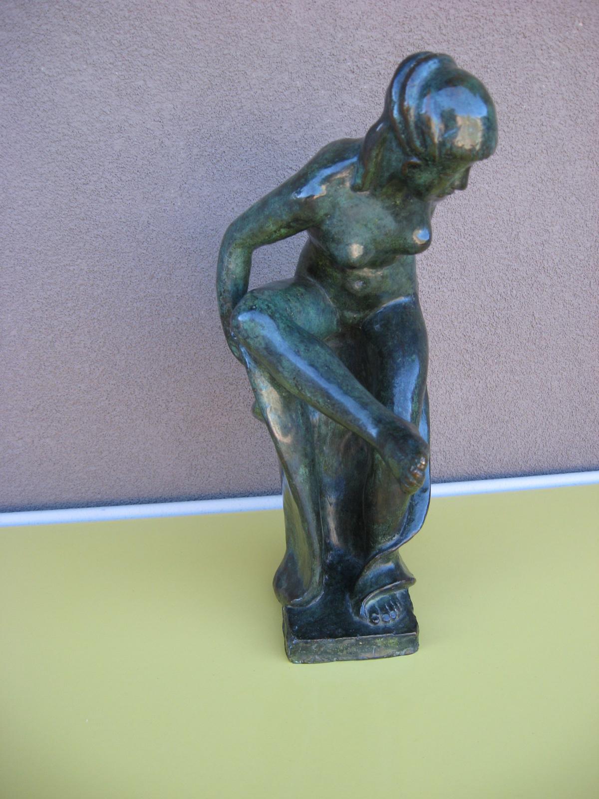 This beautiful bronze by Lucile Passavant (1910-2012) is in excellent condition. It bears the artist's signature as
well as the Valsuani foundry mark. Also marked 