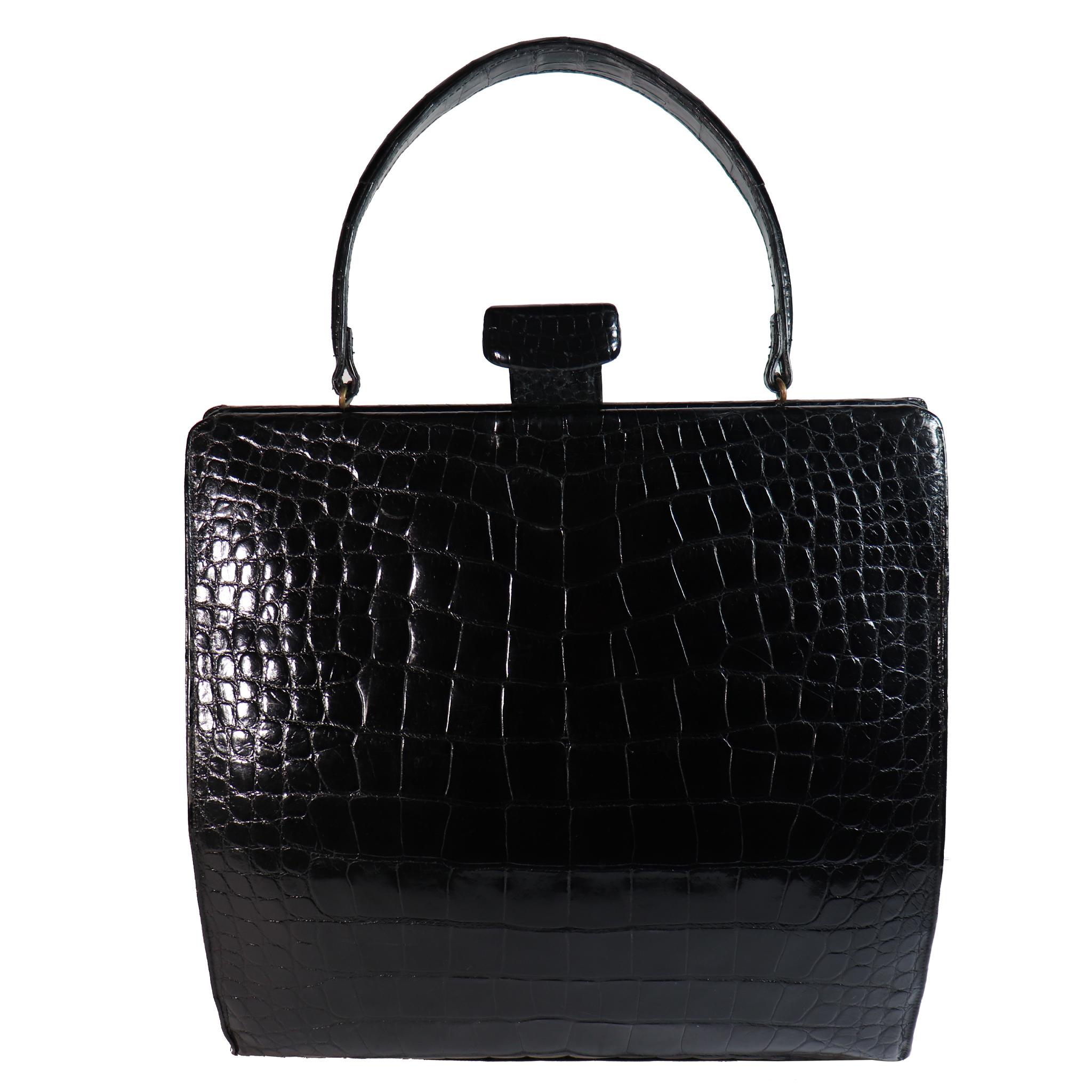 Lucille de Paris Large Crocodile Top Handle Bag made in America, comes with coin purse and Lucille de Paris Mirror. In excellent condition. 

VERY RARE 

Measurements 

Height - 11.7 Inches 
Width - 12 Inches 
Height with Strap - 17.8 Inches 