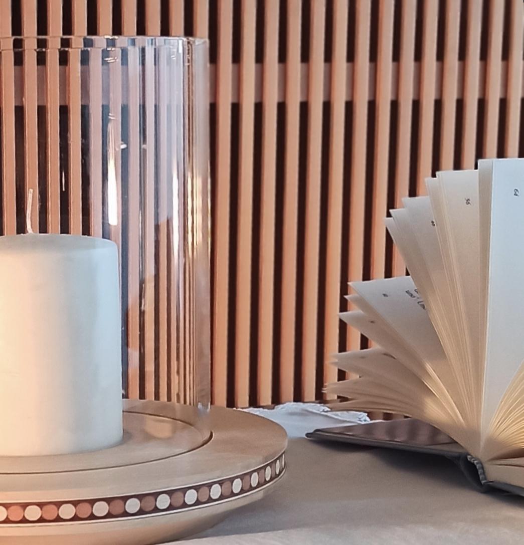 Inspirée par les anciennes lanternes, Lucille est une collection de porte-bougies d'un style simple et minimal. Fabriquées en bois tourné, elles sont ornées d'une petite décoration incrustée et équipées d'un pare-feu en verre. L'incrustation