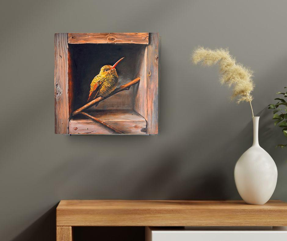 Dieses außergewöhnliche Kunstwerk ist derzeit in der Signet Contemporary Art Gallery und online ausgestellt und zu verkaufen.

Mit Green Songbird in a Box (Grüner Singvogel in einer Schachtel) bietet Lucinda Holland eine juwelengleiche Studie von