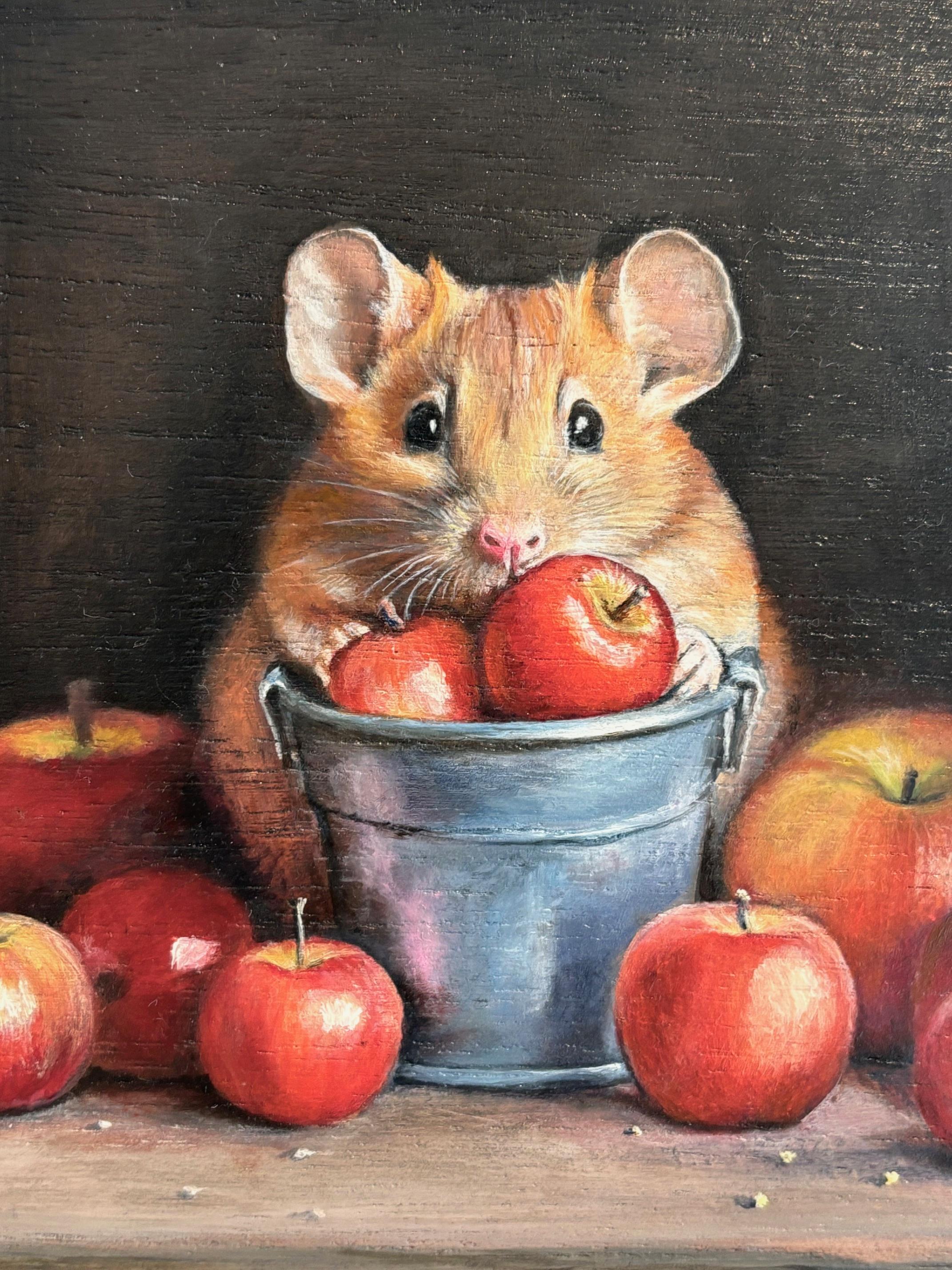 Dieses außergewöhnliche Kunstwerk ist derzeit in der Signet Contemporary Art Gallery und online ausgestellt und zu verkaufen. In Mouse in the Box stellt Lucinda Holland dem Betrachter eine neugierige Maus mit großen Augen vor, die sich schützend