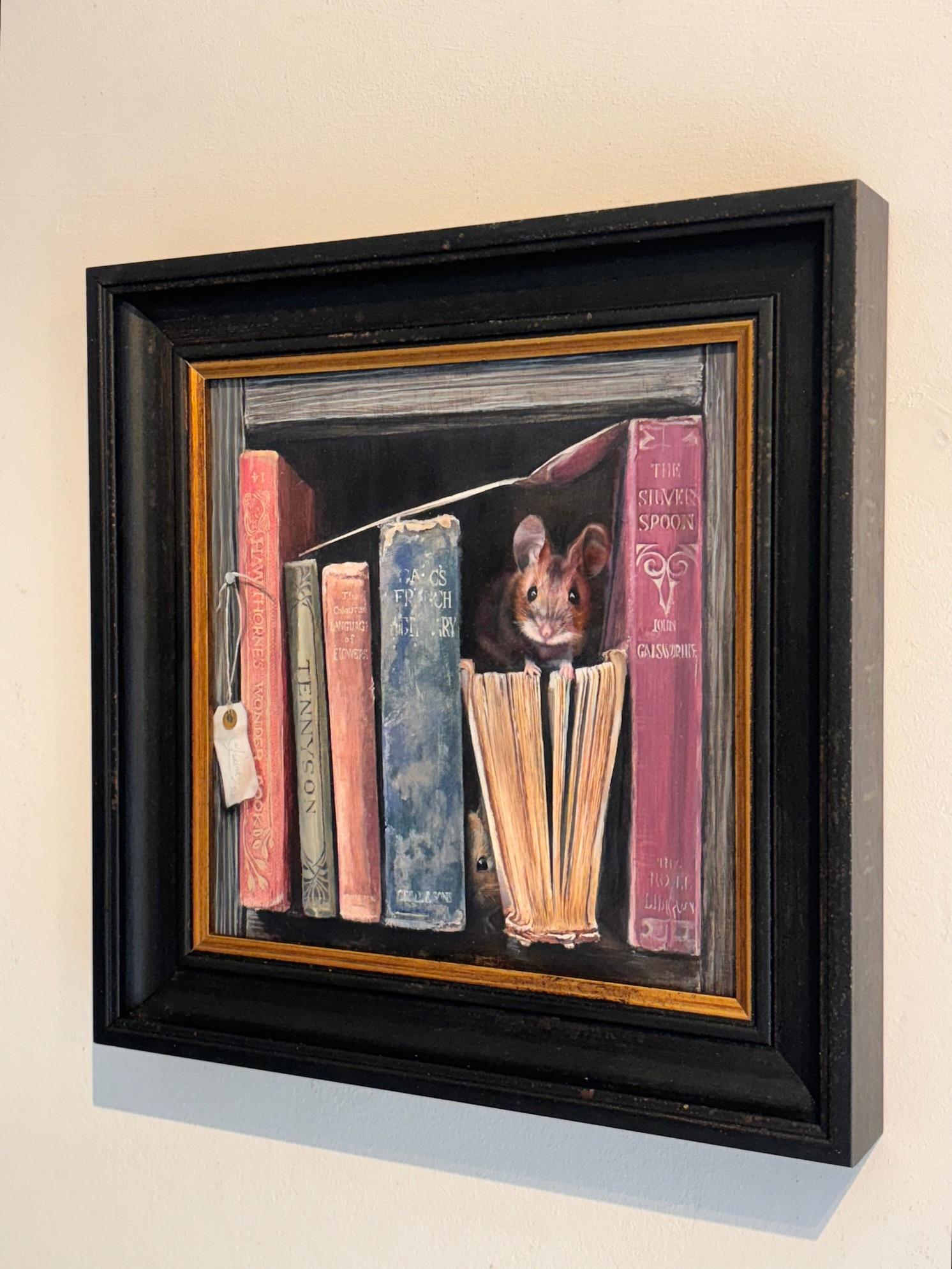 Dieses außergewöhnliche Kunstwerk ist derzeit in der Signet Contemporary Art Gallery und online ausgestellt und zu verkaufen.

Lucinda Hollands Der silberne Löffel entführt uns in eine verborgene Welt zwischen antiken Büchern, wo eine Maus aus den