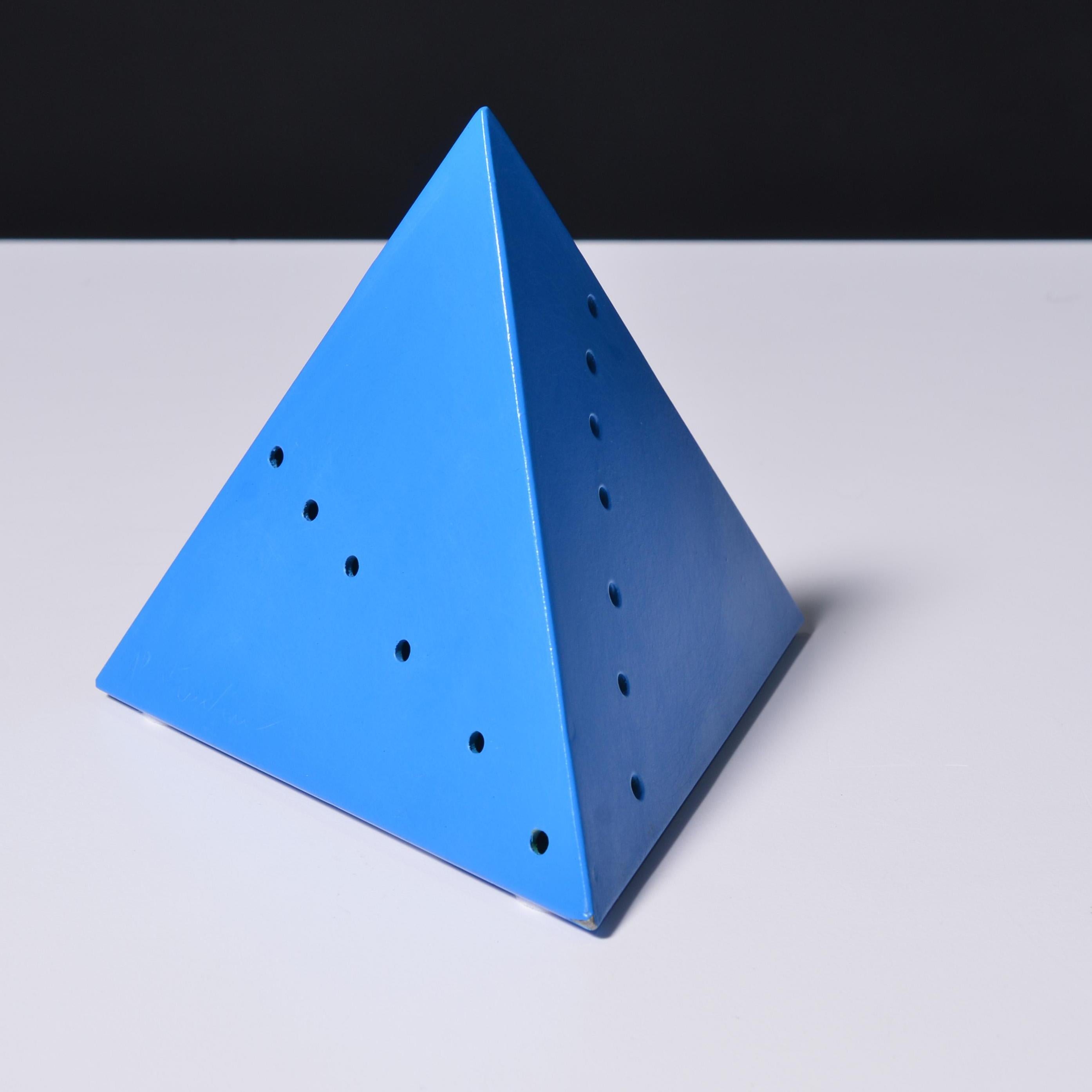 XX secolo Scultura di Lucio Fontana PIRAMIDE (blu)