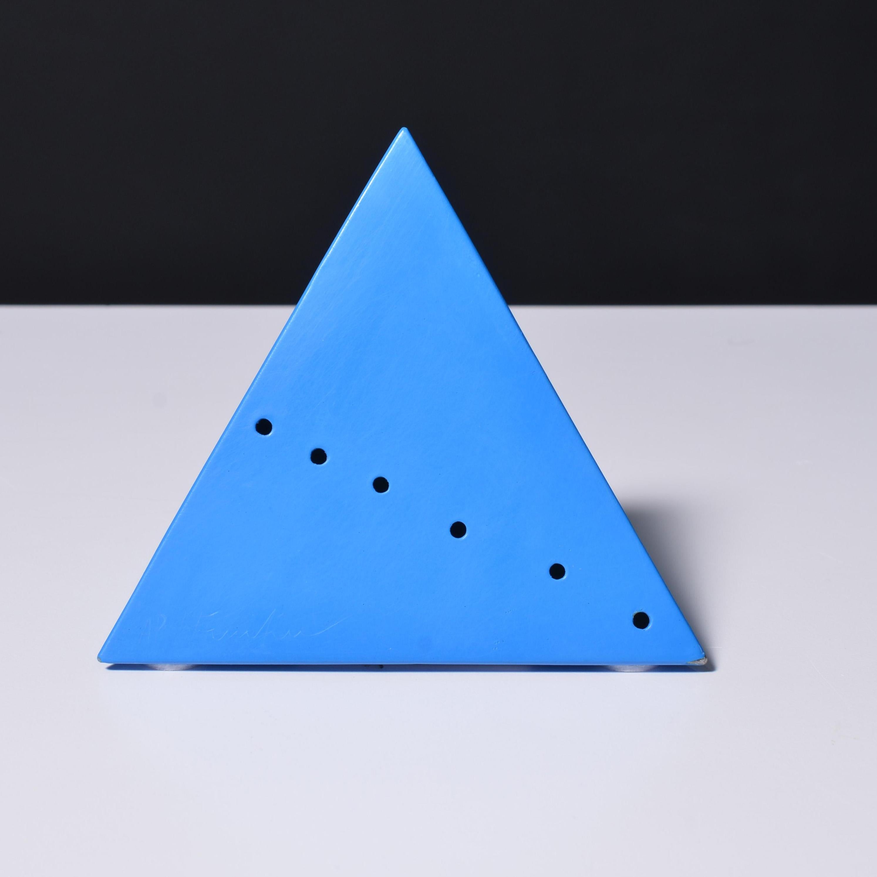 Acciaio Scultura di Lucio Fontana PIRAMIDE (blu)