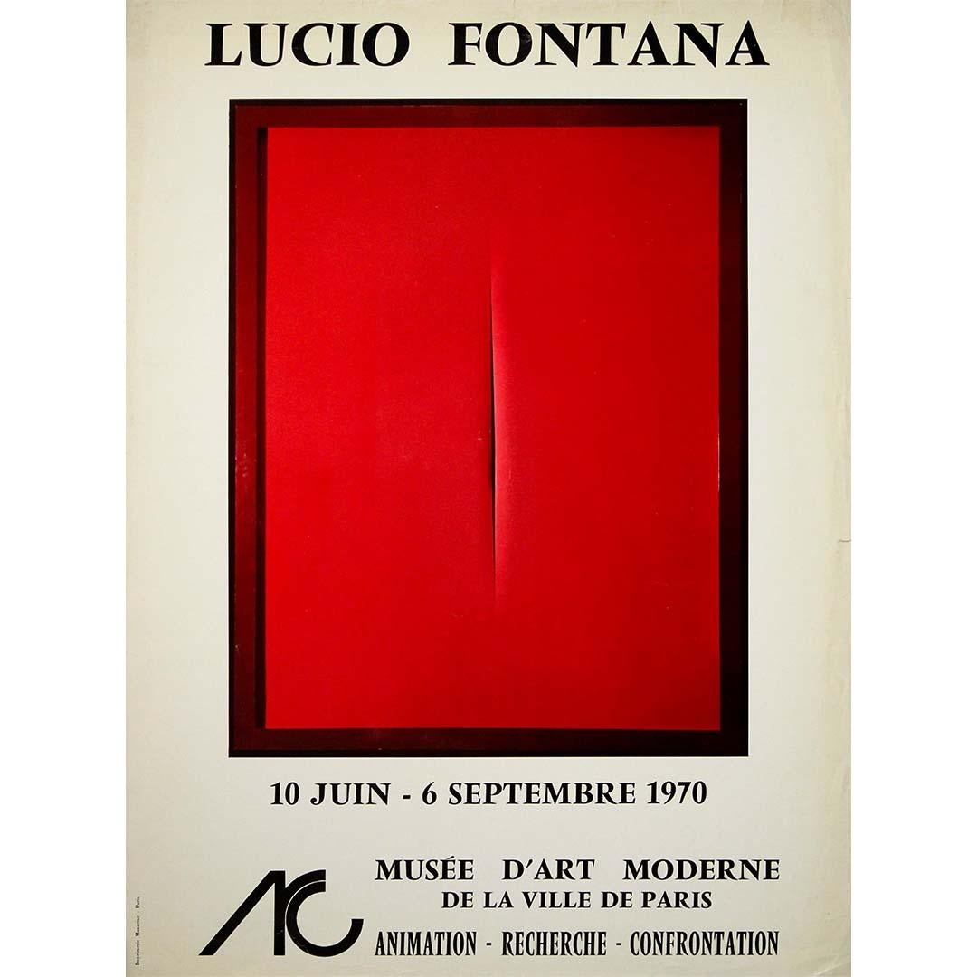 Este llamativo cartel de exposición original se publicó en 1970 para una importante presentación de obras de Lucio Fontana en el Musée d'Art Moderne de la Ville de Paris. Organizada como parte del innovador programa cultural del museo titulado