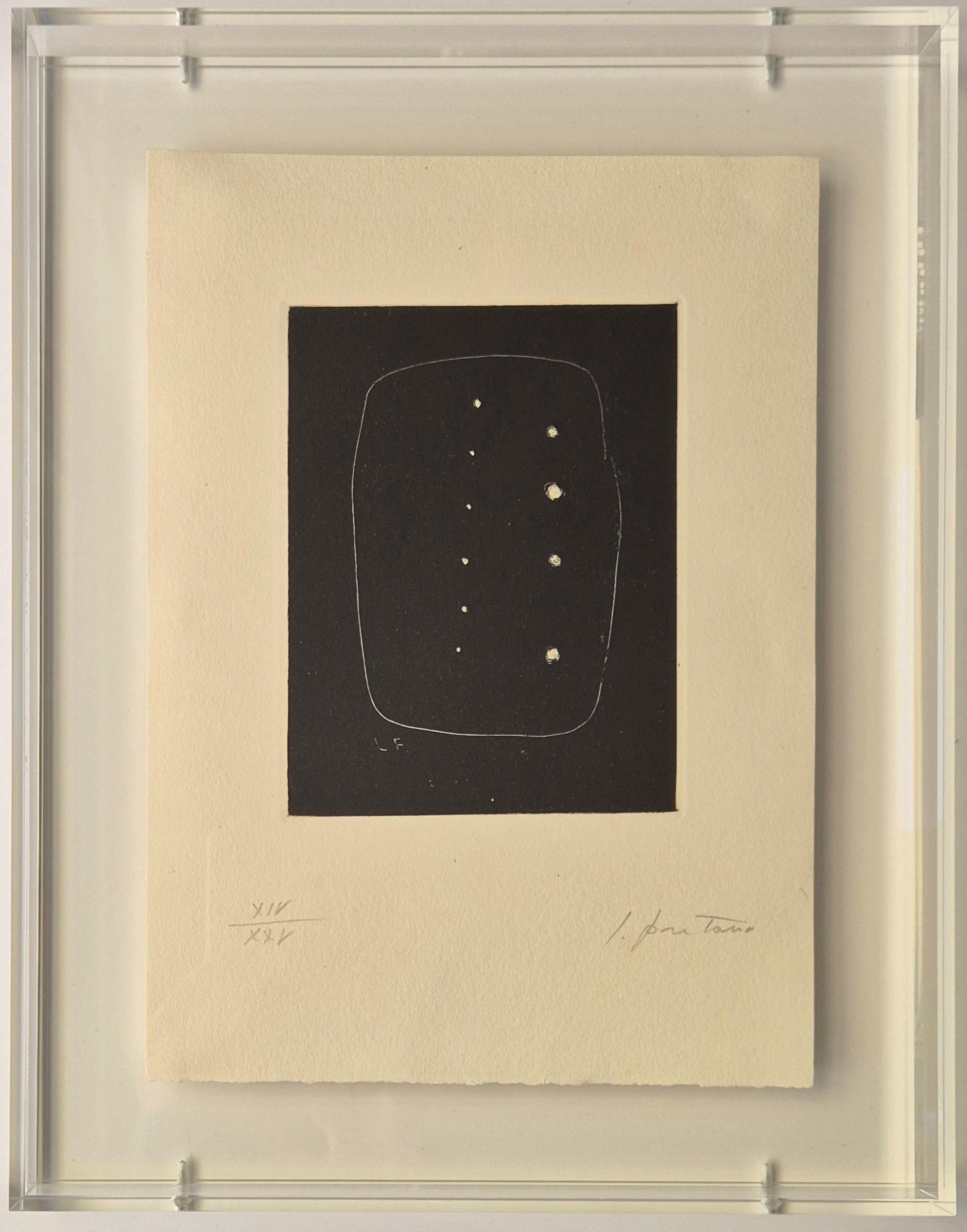 Lucio Fontana 
Sans titre tiré de L'avant-garde internationale (volume I), 1962
Signé à la main et numéroté "XIV/XXV L. Fontana".
Cette œuvre est le numéro 14 des 25 exemplaires numérotés de X à XXV donnés à des collaborateurs en dehors de l'édition