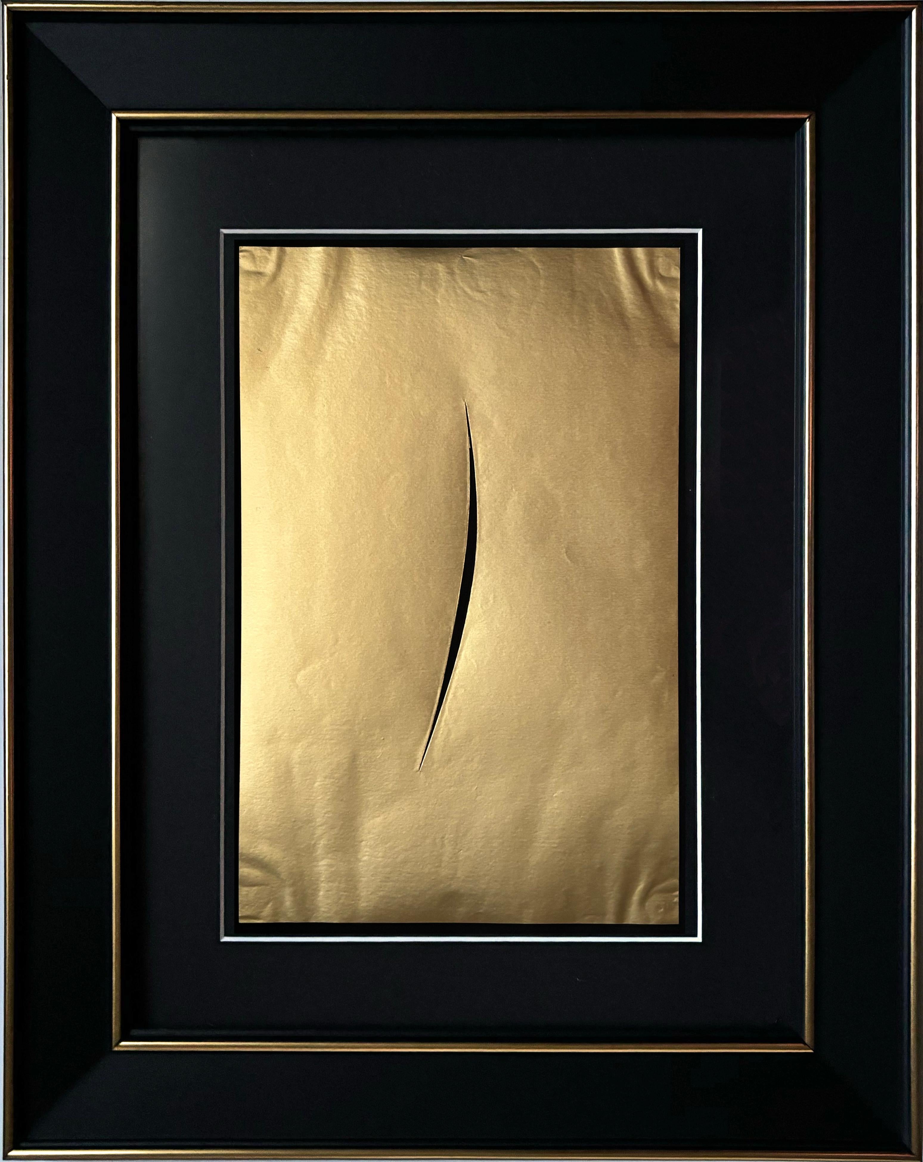 Exceptionnel Concetto Spaziale en feuille d'or produit en 1962 pour une rare monographie officielle de l'artiste Lucio Fontana de son vivant, publiée par le célèbre éditeur de livres d'art Harry N. Abrams, Inc. (non inclus). La feuille d'or est