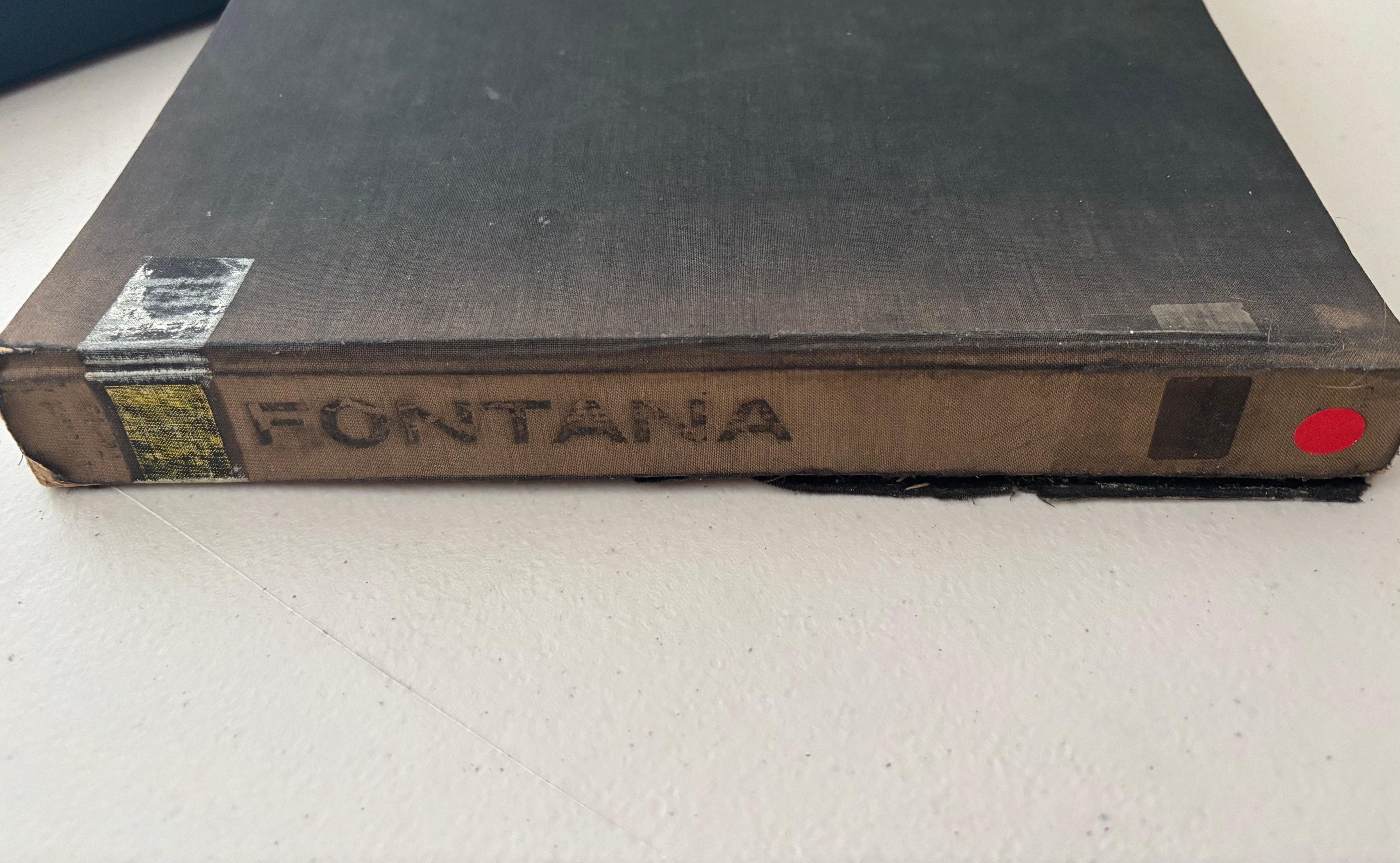 Lámina en color producida en 1962 para una rara monografía oficial del artista Lucio Fontana publicada por la famosa editorial de libros de arte Harry N. Abrams, Inc. (no incluida), en vida del artista. Presenta una imagen de su emblemático Concetto