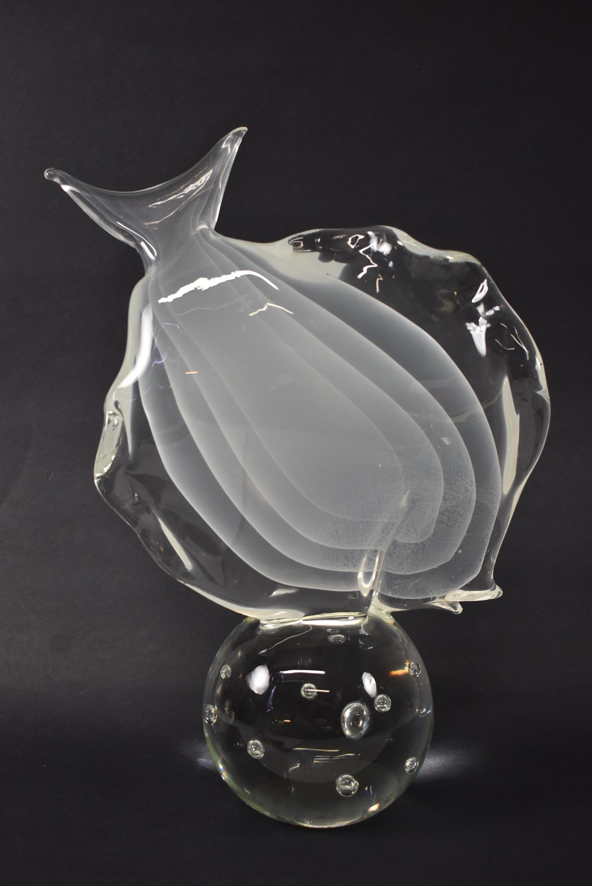 Sculpture de poisson en verre d'art de Murano de Lucio Zanetti et elle est signée. Très légère usure sur le bas. Dimensions : 5