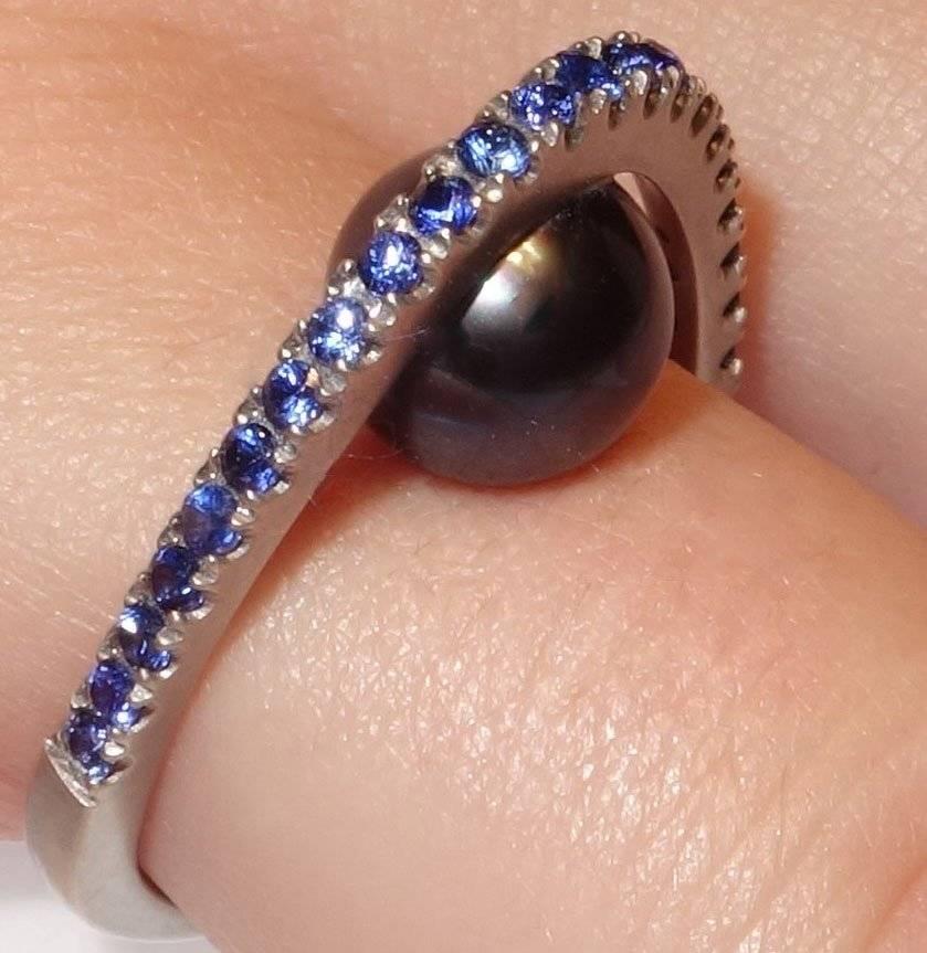 Lucious Black Pearl and Blue Sapphire Sterling Silver Ring Estate Fine Jewelry In New Condition In Montreal, QC