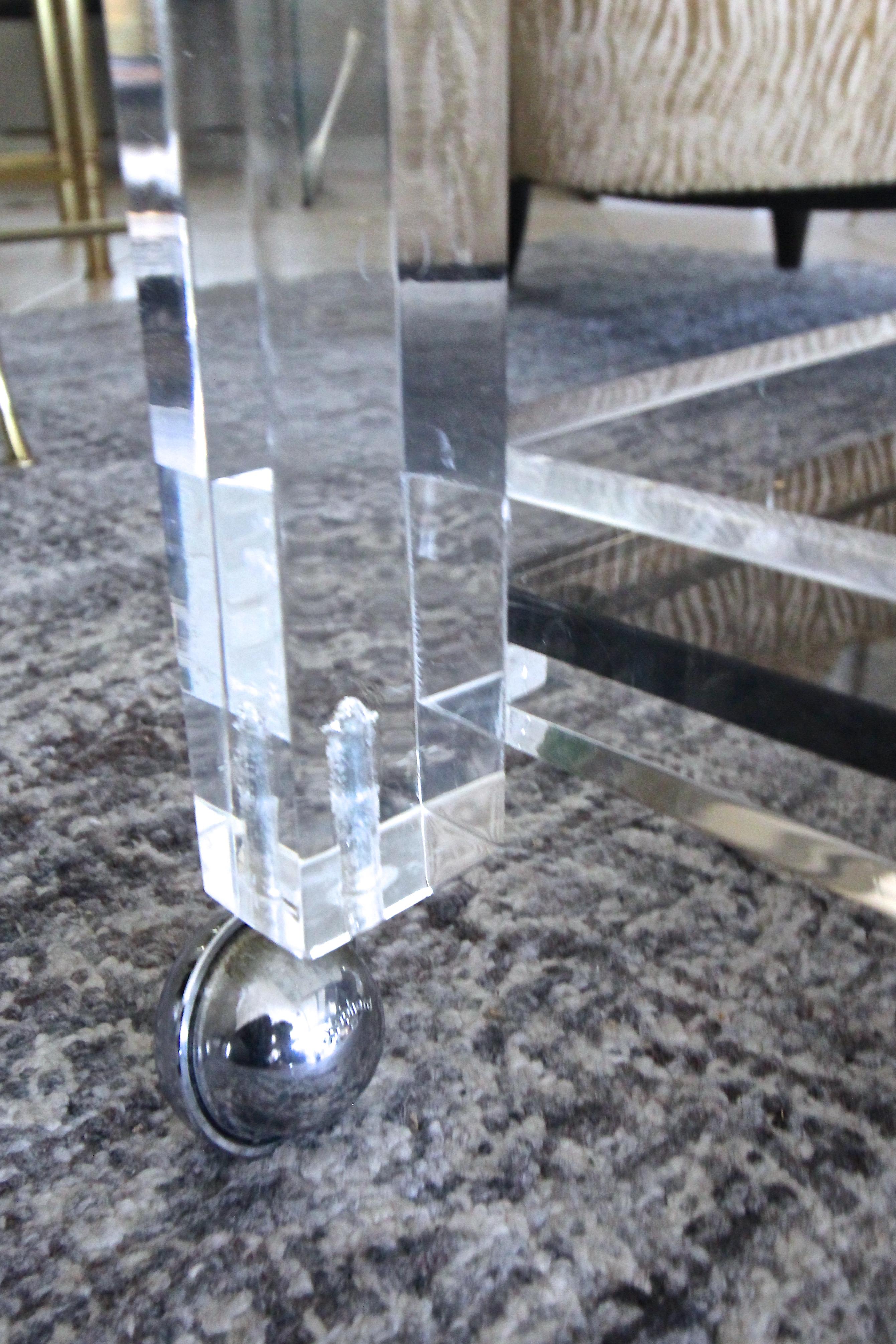 Carrito de bar Lucite de 2 pisos de cristal ahumado en venta 4