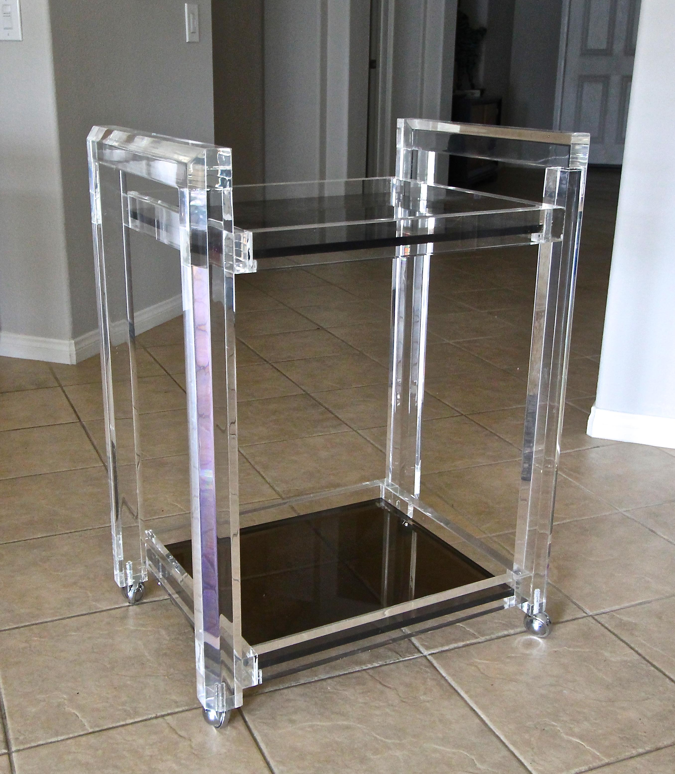 Carrito de bar Lucite de 2 pisos de cristal ahumado en venta 6
