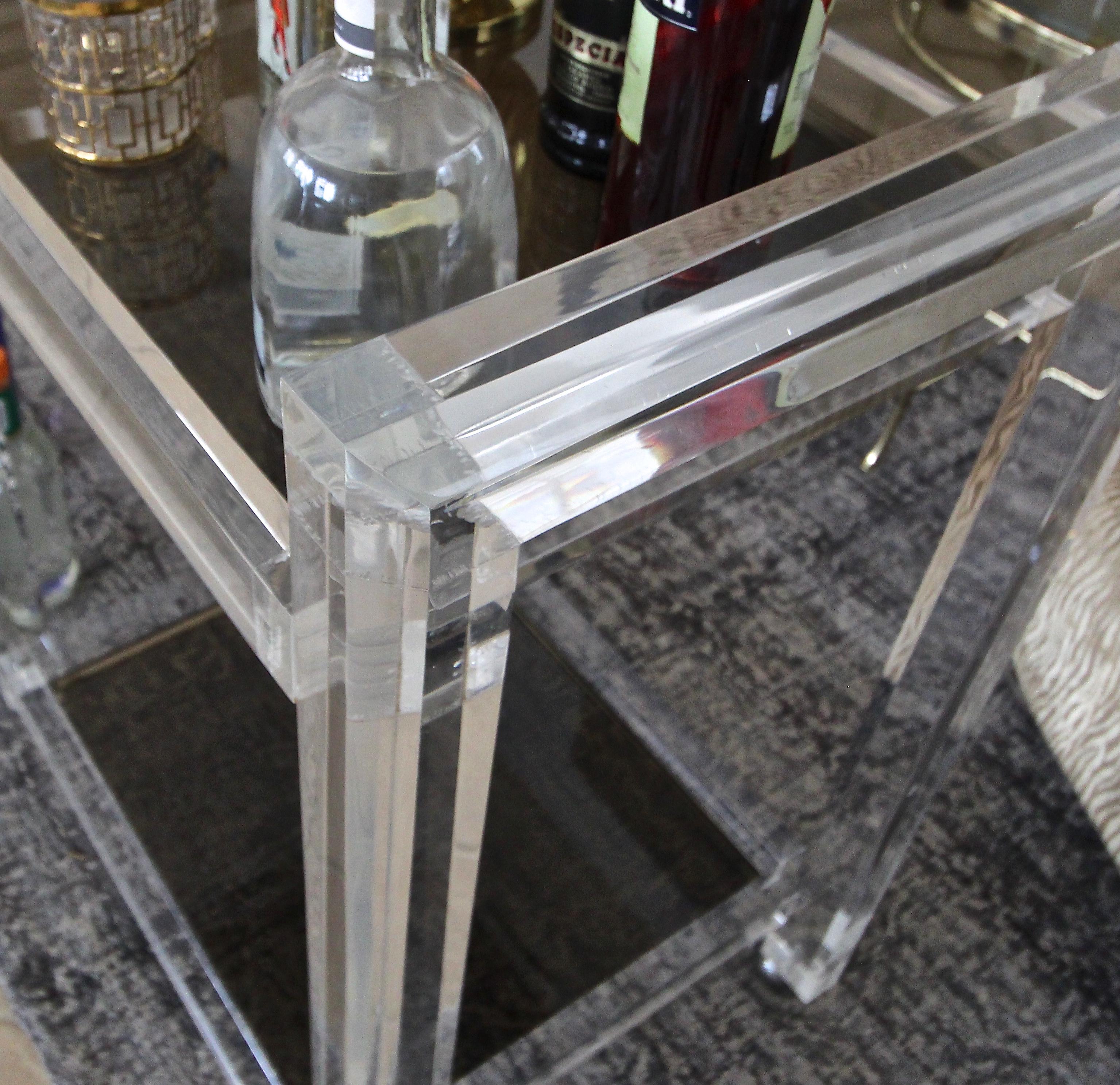 Carrito de bar Lucite de 2 pisos de cristal ahumado en venta 8
