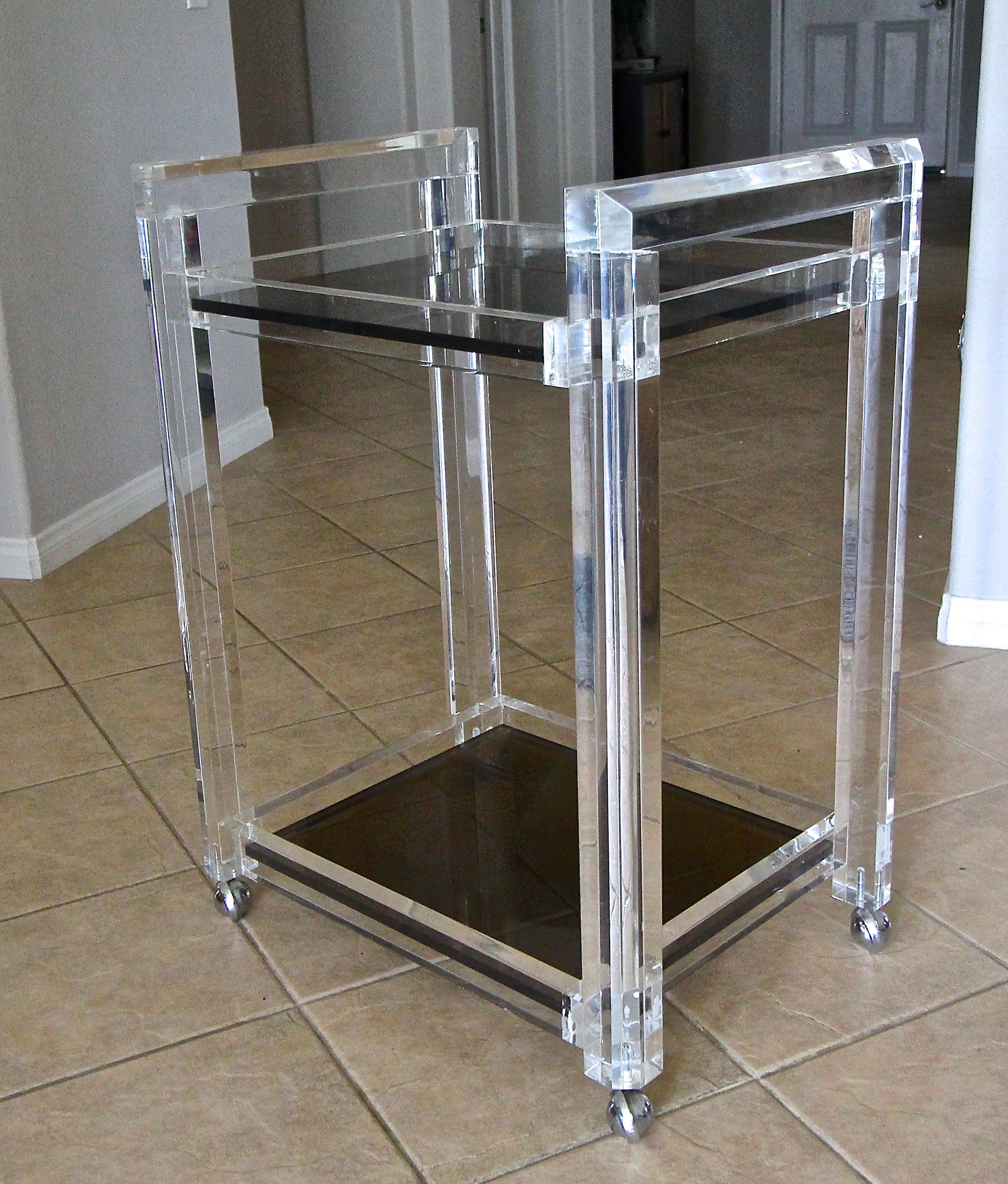 Carrito de bar Lucite de 2 pisos de cristal ahumado en venta 10