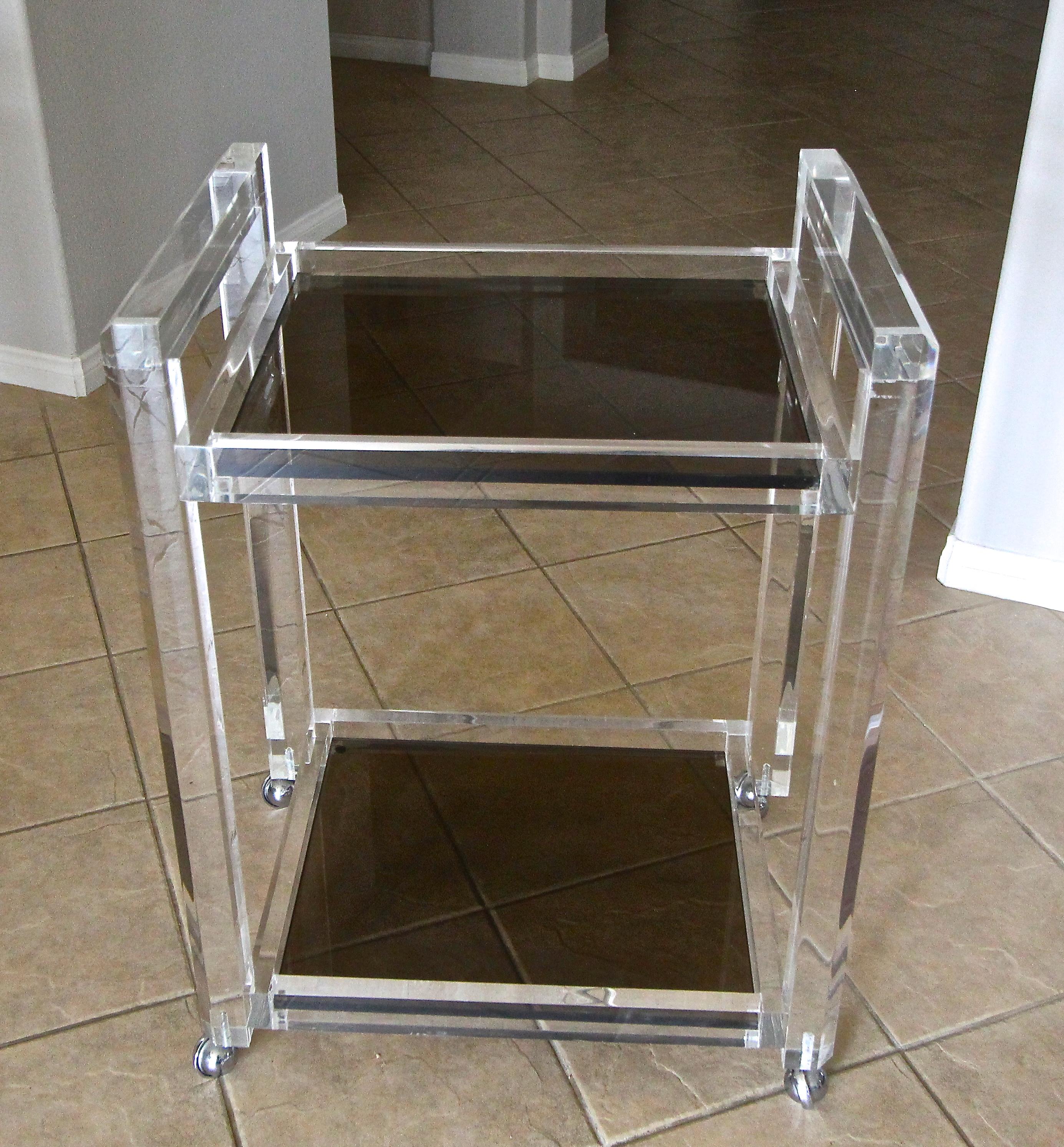 Carrito de bar vintage de Lucite con 2 estantes de cristal ahumado transparente de 1/2