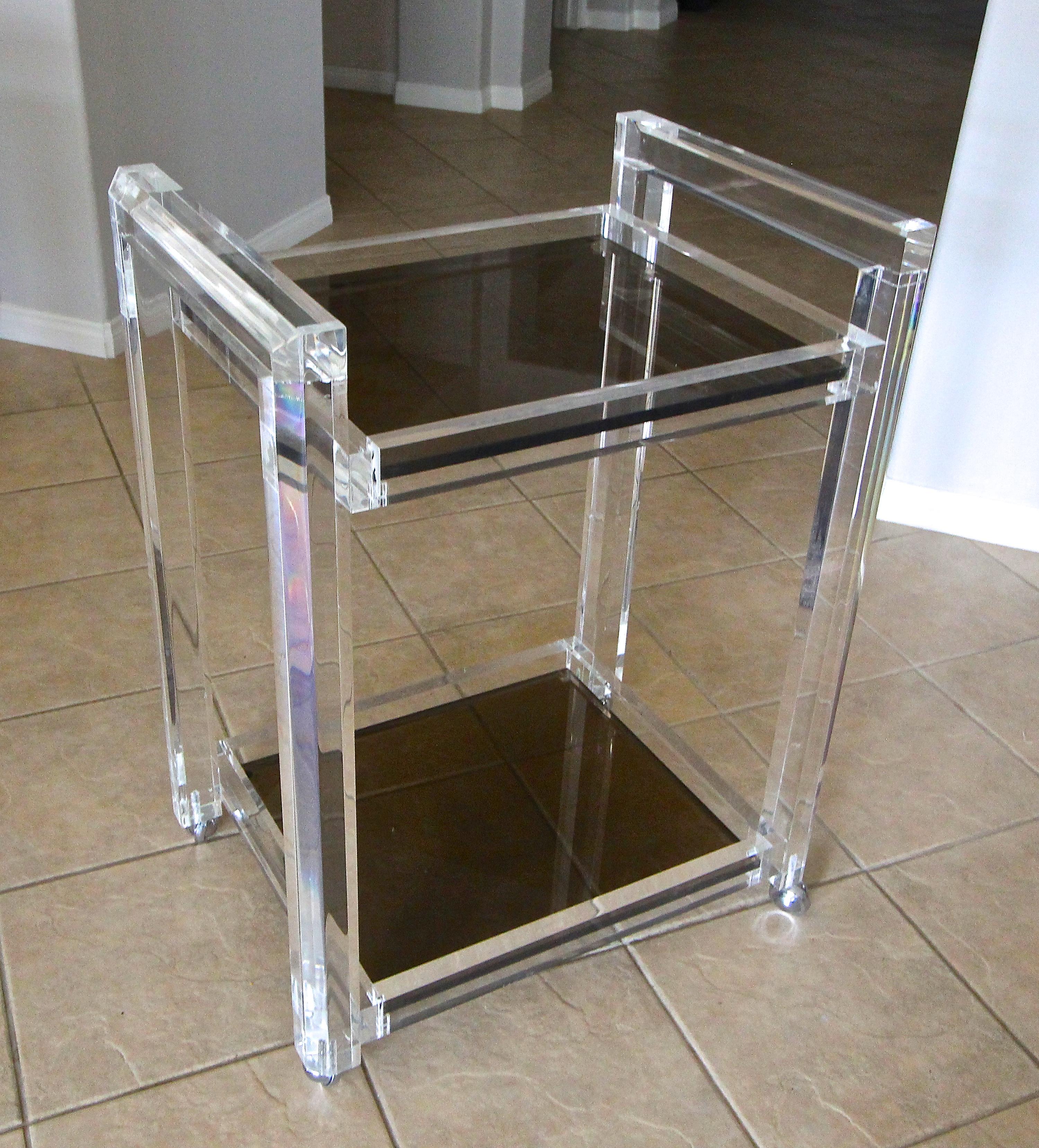 Carrito de bar Lucite de 2 pisos de cristal ahumado Estadounidense en venta