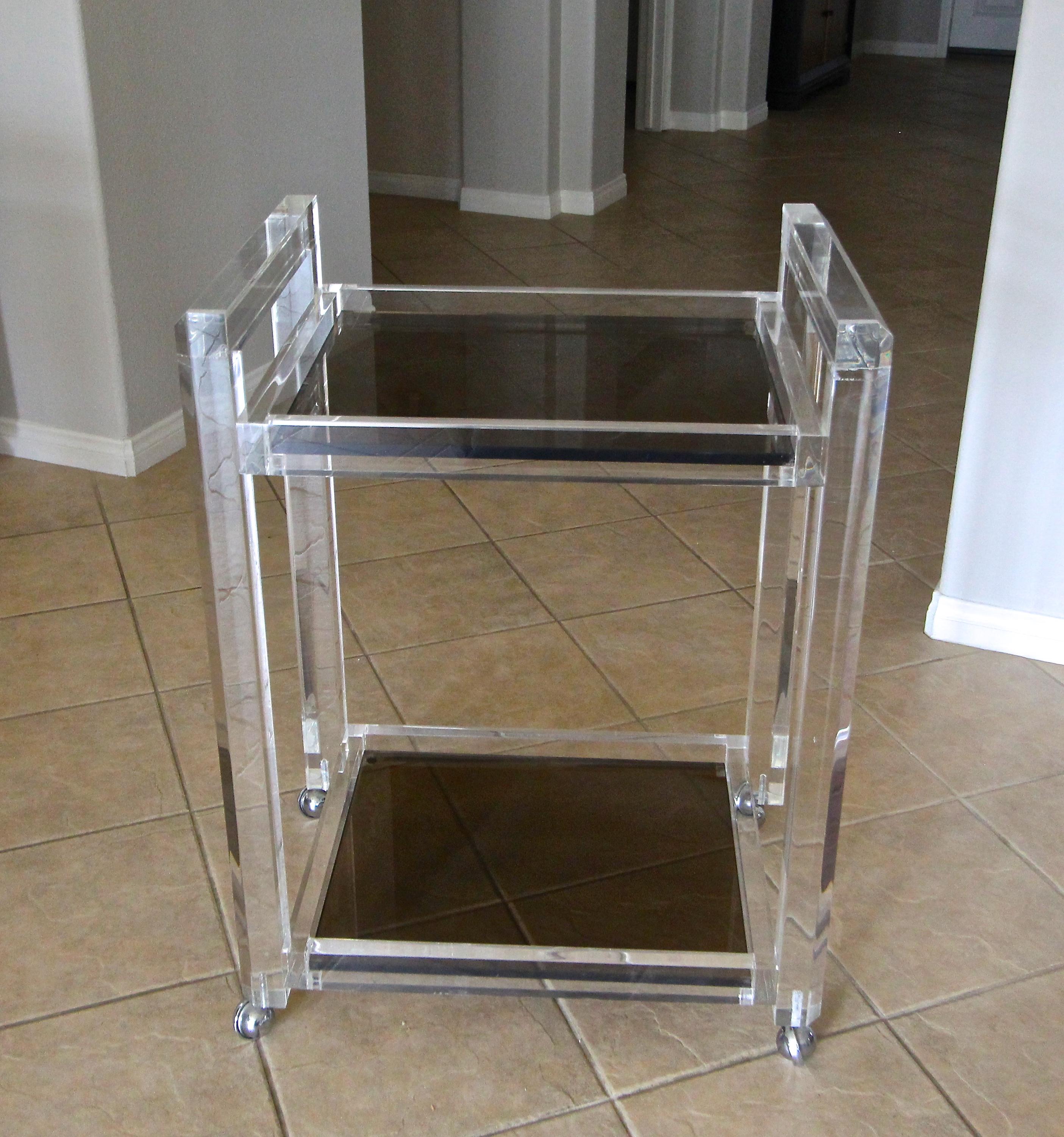 Carrito de bar Lucite de 2 pisos de cristal ahumado en Bueno estado para la venta en Palm Springs, CA