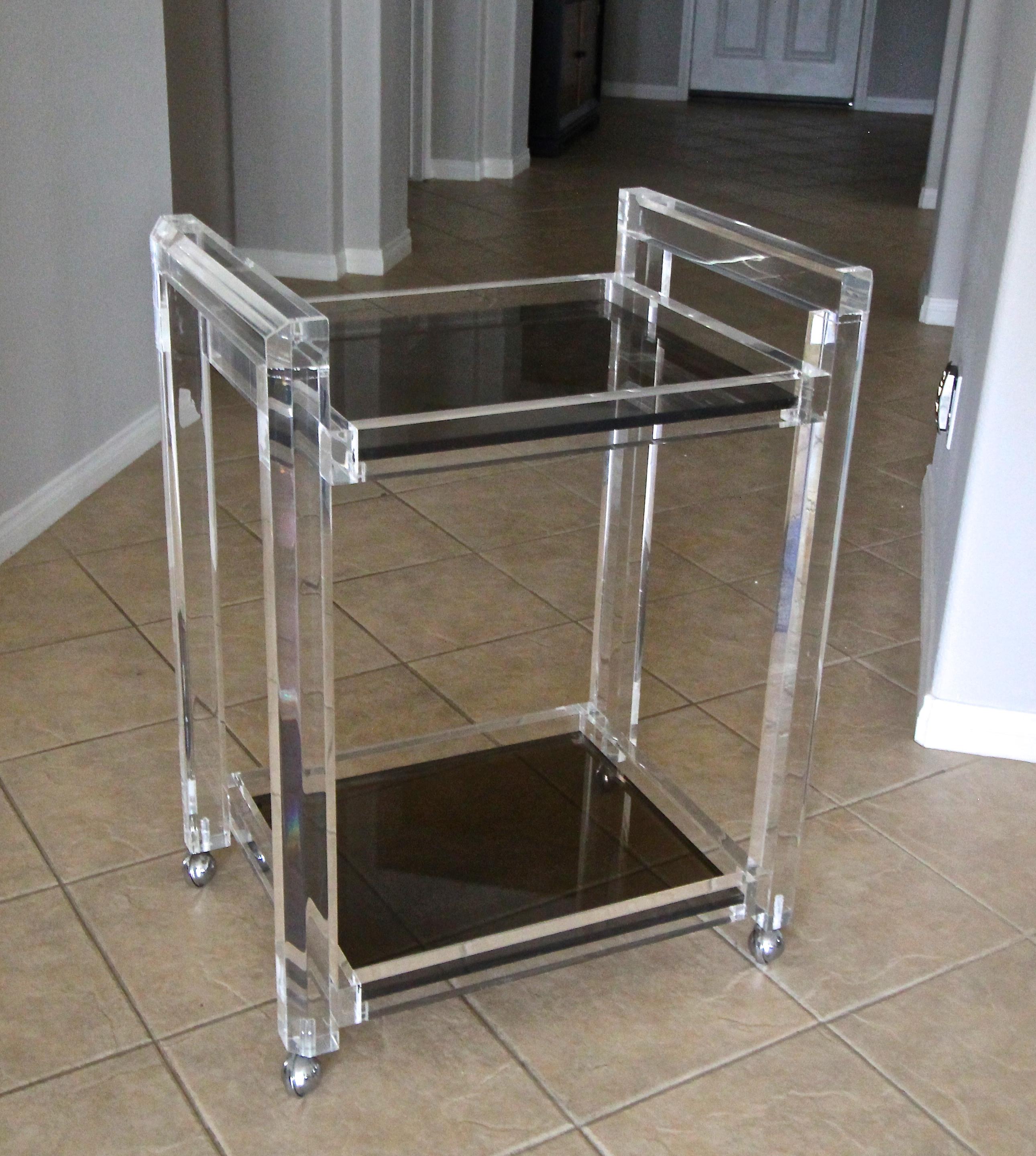 Carrito de bar Lucite de 2 pisos de cristal ahumado Vidrio en venta